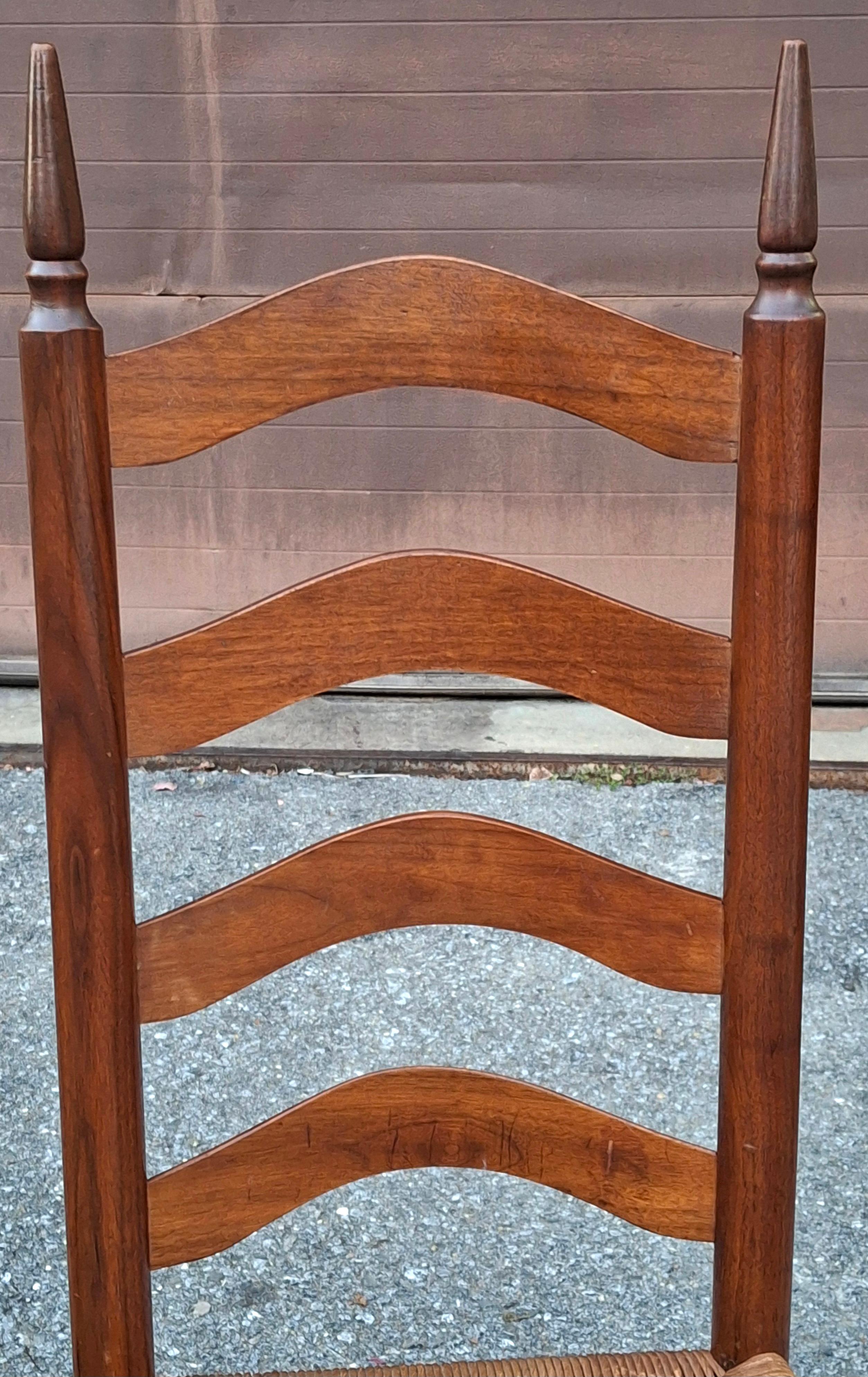 Ensemble de quatre chaises d'appoint en acajou à siège en jonc et à dossier en échelle, de style américain ancien en vente 5