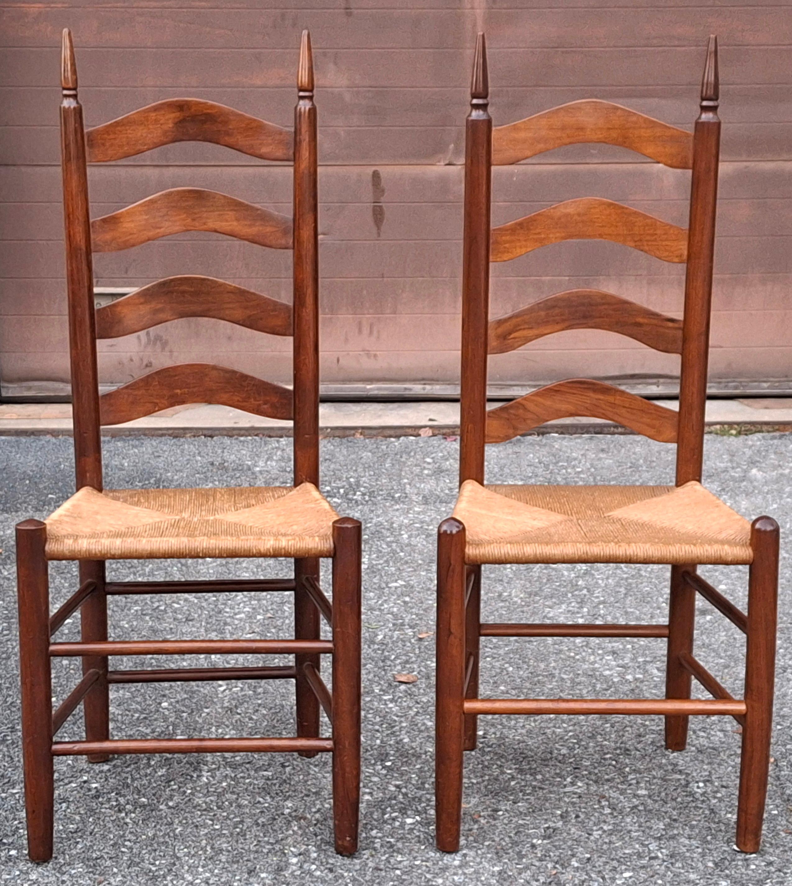 Colonial américain Ensemble de quatre chaises d'appoint en acajou à siège en jonc et à dossier en échelle, de style américain ancien en vente