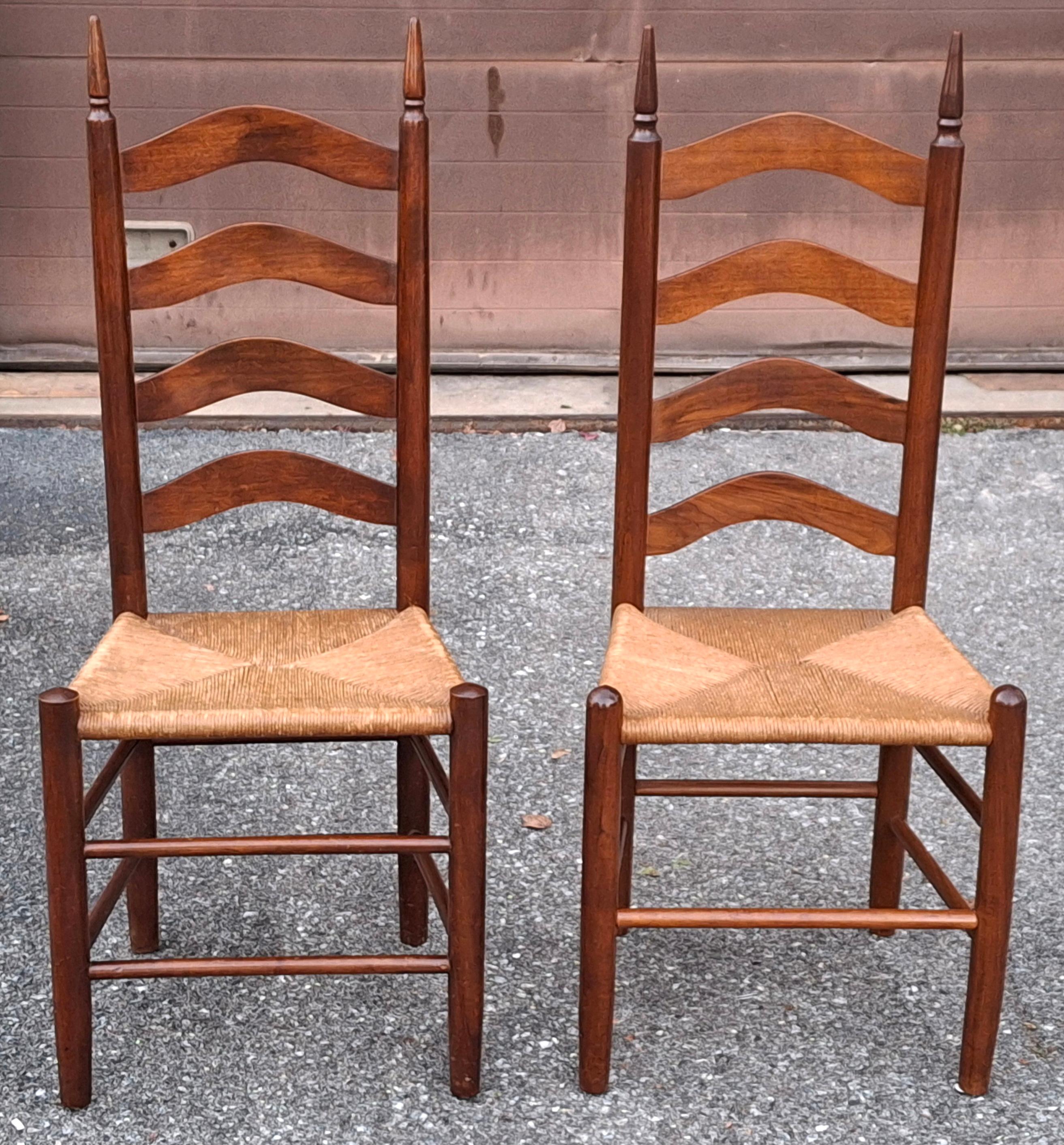 Américain Ensemble de quatre chaises d'appoint en acajou à siège en jonc et à dossier en échelle, de style américain ancien en vente