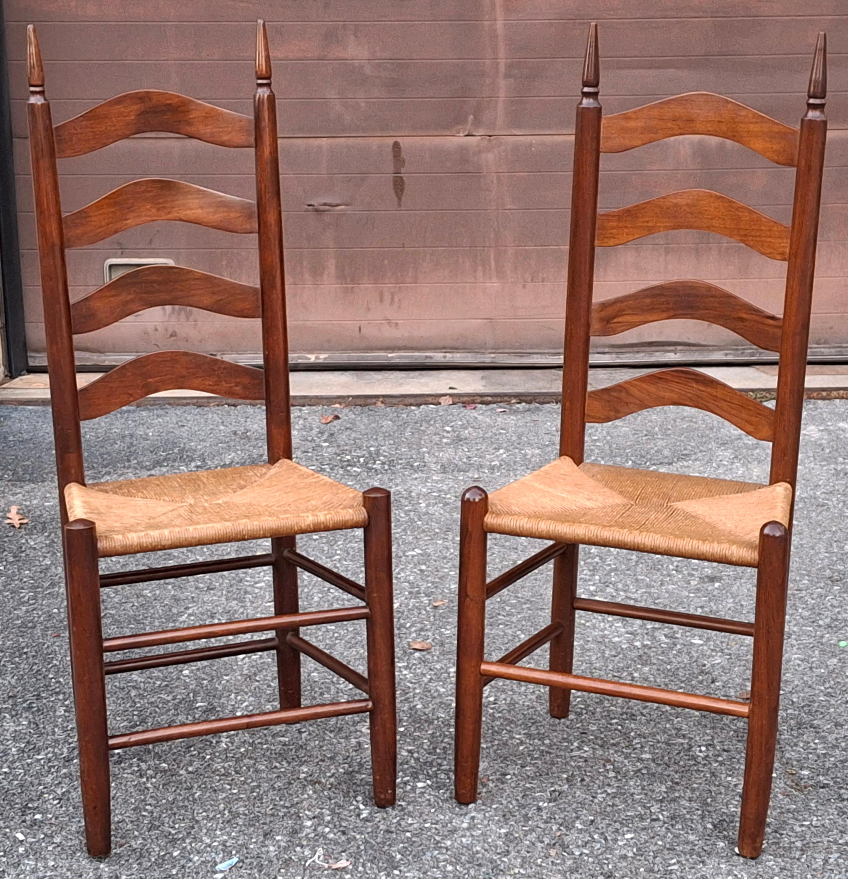 Tacheté Ensemble de quatre chaises d'appoint en acajou à siège en jonc et à dossier en échelle, de style américain ancien en vente