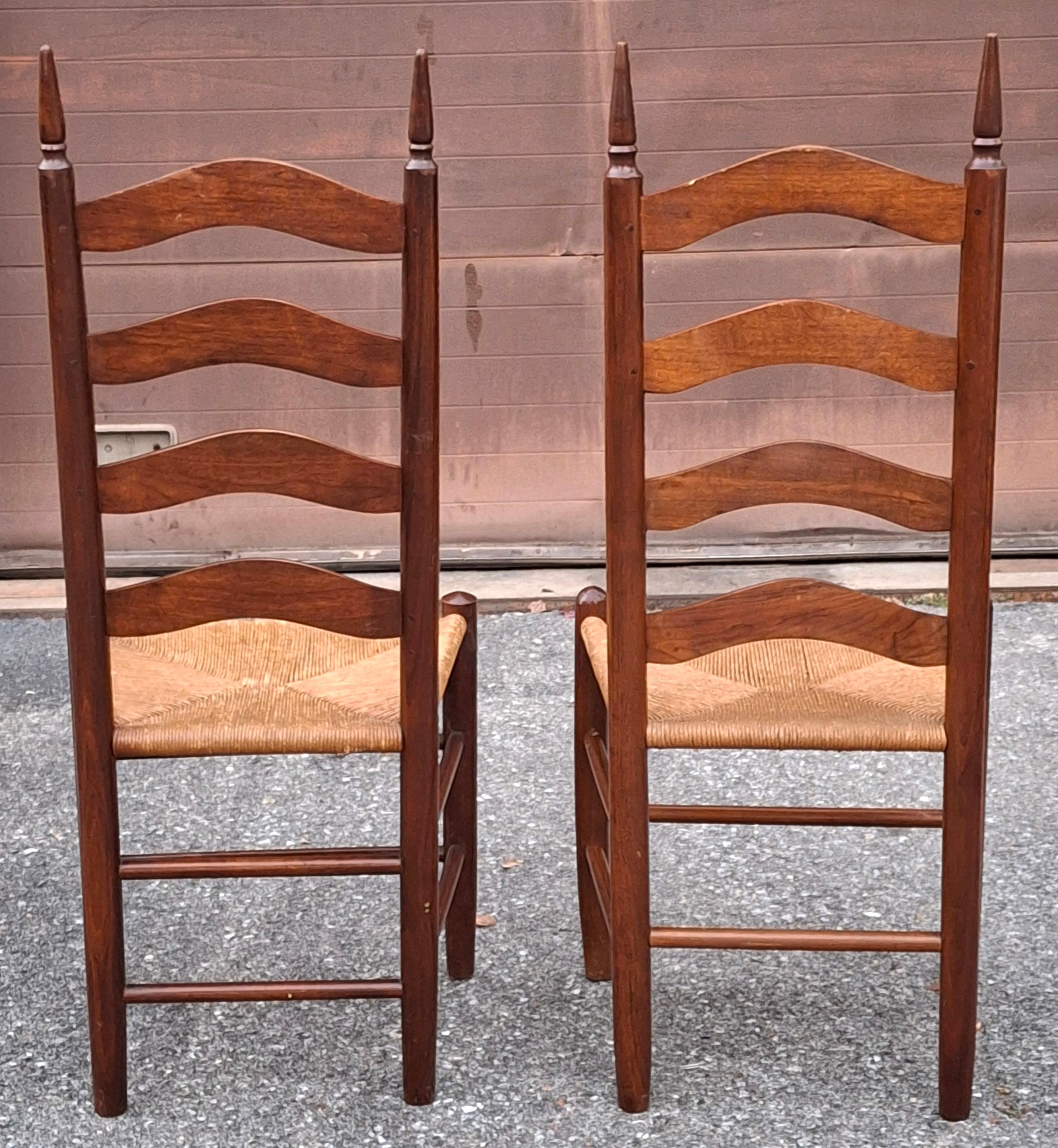 Ensemble de quatre chaises d'appoint en acajou à siège en jonc et à dossier en échelle, de style américain ancien Bon état - En vente à Germantown, MD