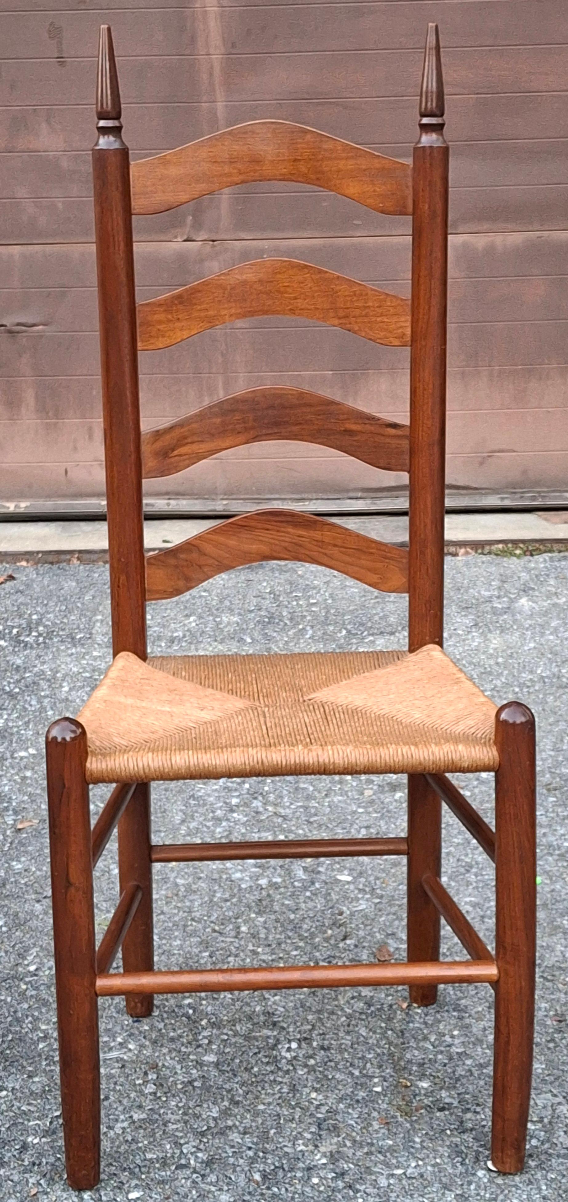 20ième siècle Ensemble de quatre chaises d'appoint en acajou à siège en jonc et à dossier en échelle, de style américain ancien en vente