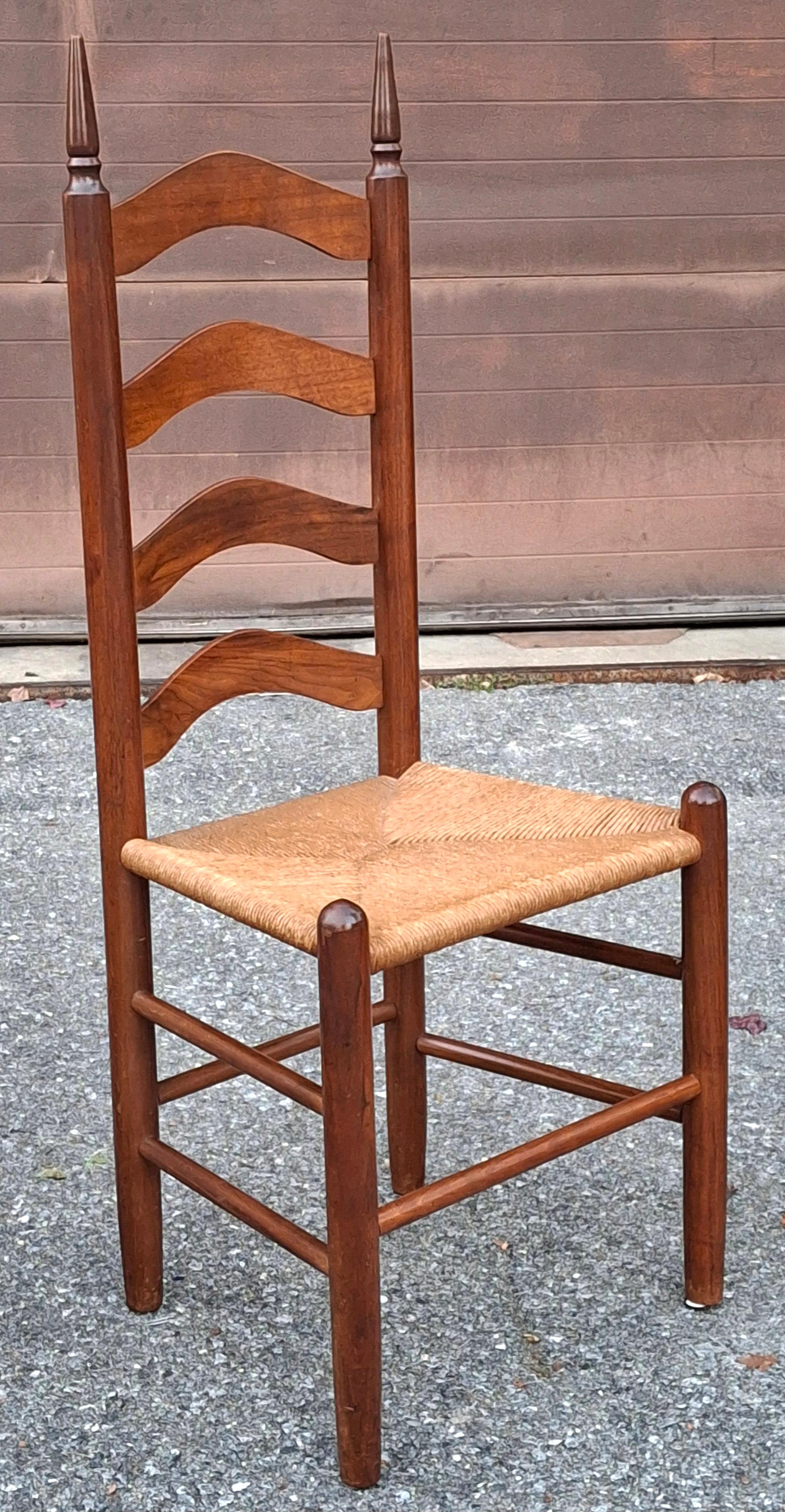 Jonc Ensemble de quatre chaises d'appoint en acajou à siège en jonc et à dossier en échelle, de style américain ancien en vente