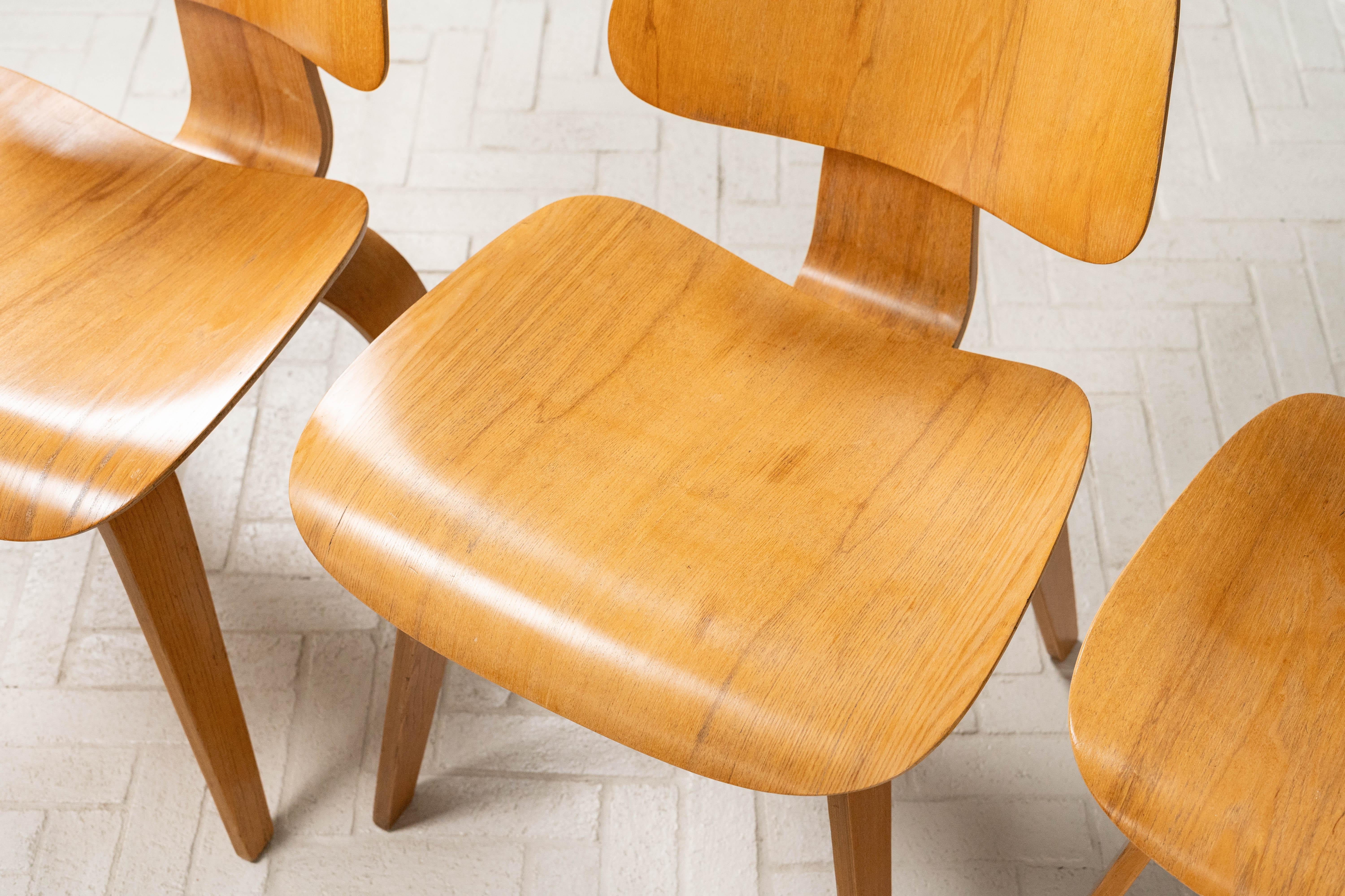 Juego de cuatro sillas de comedor Early Eames en venta 2