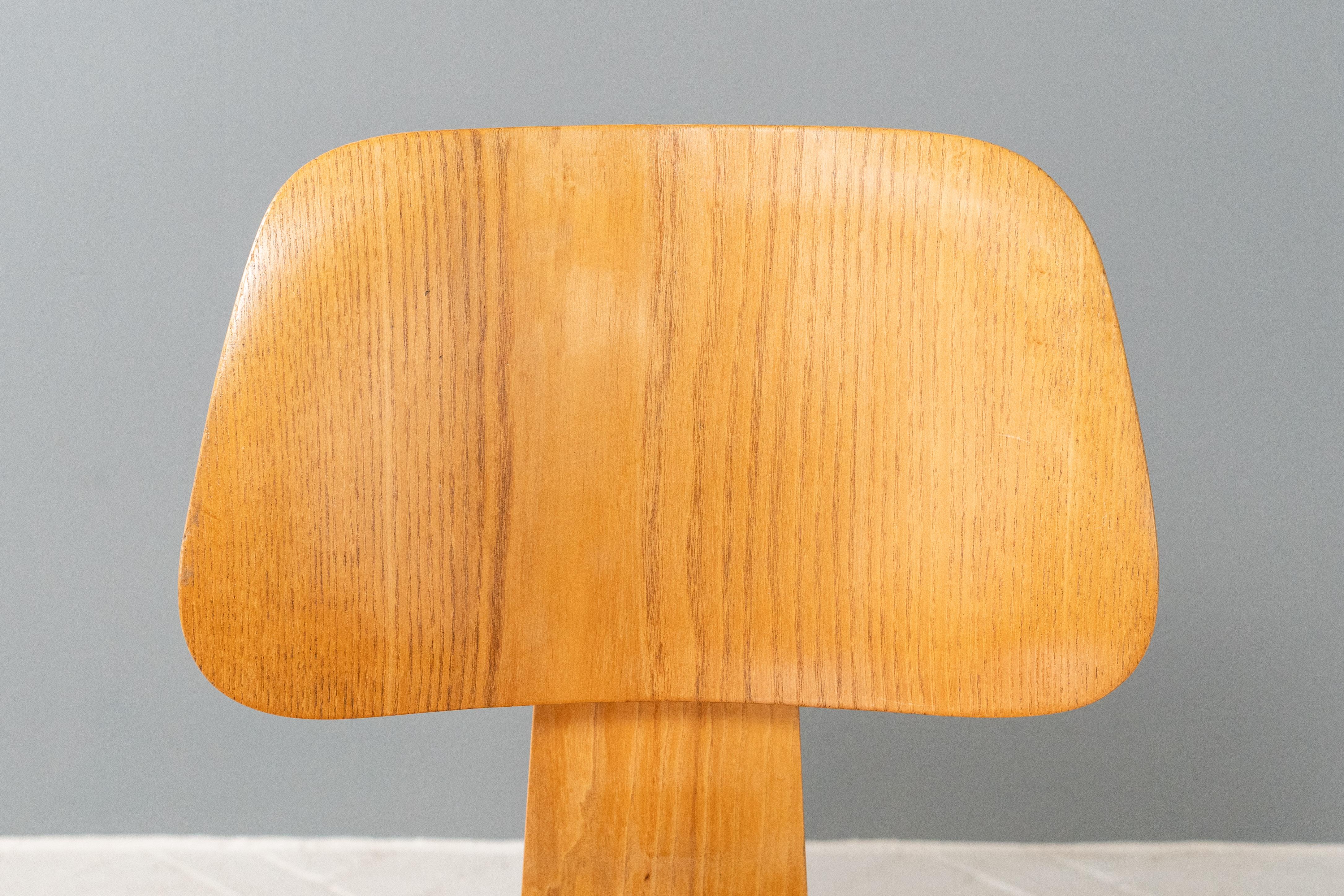 Juego de cuatro sillas de comedor Early Eames en venta 3