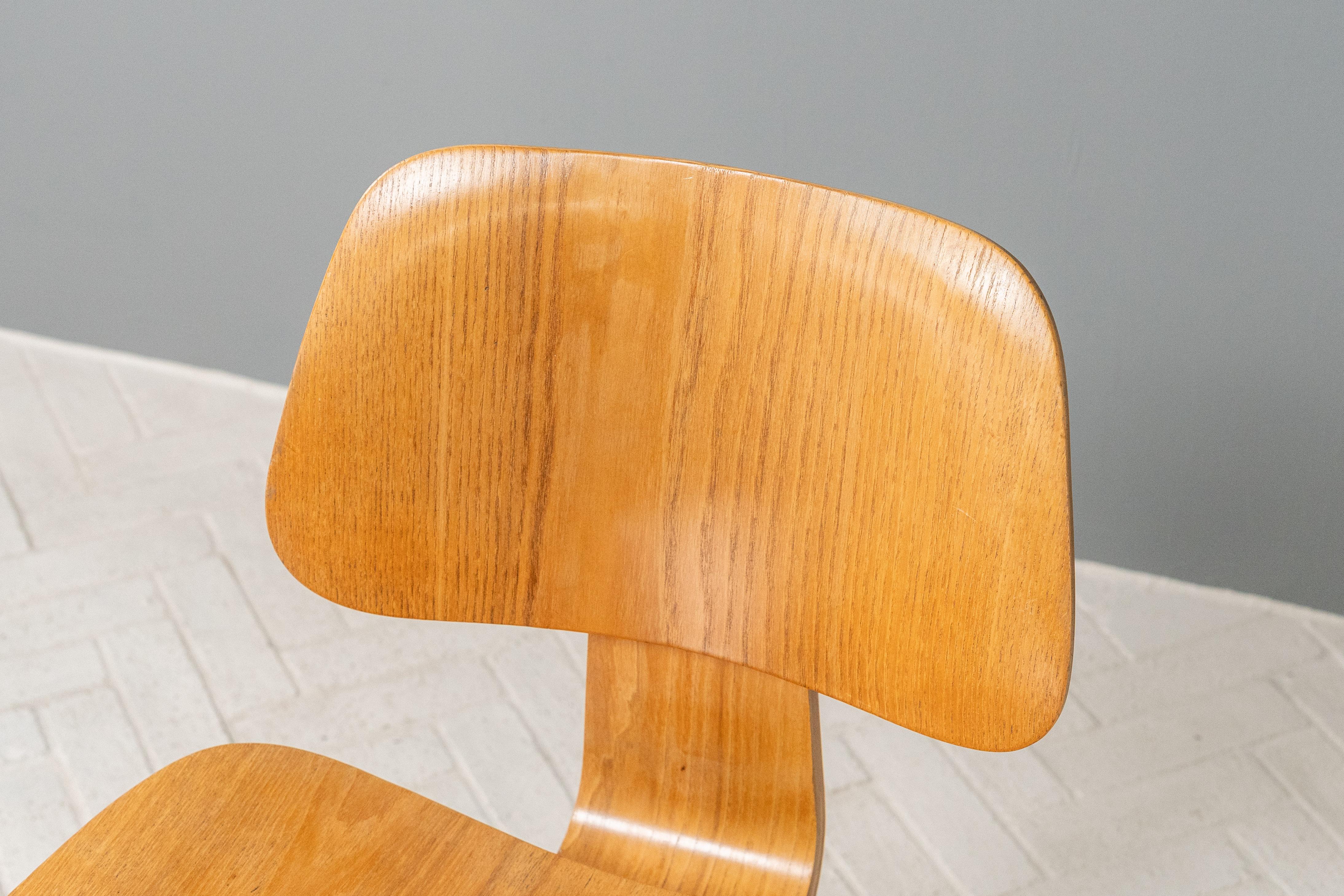 Juego de cuatro sillas de comedor Early Eames en venta 4