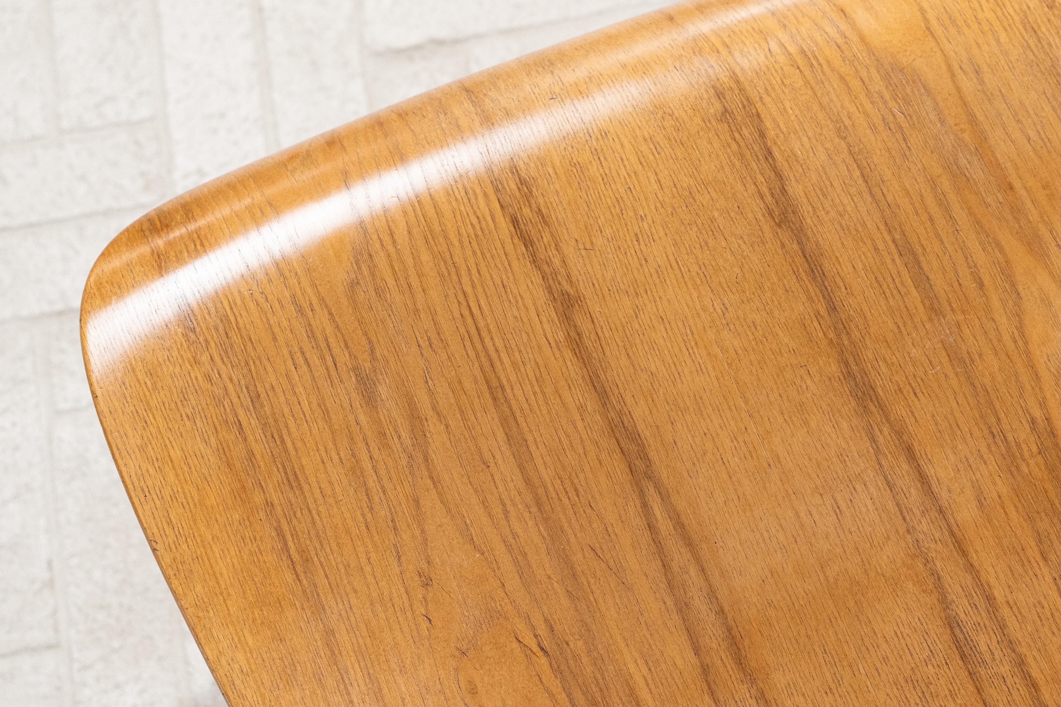 Juego de cuatro sillas de comedor Early Eames en venta 5