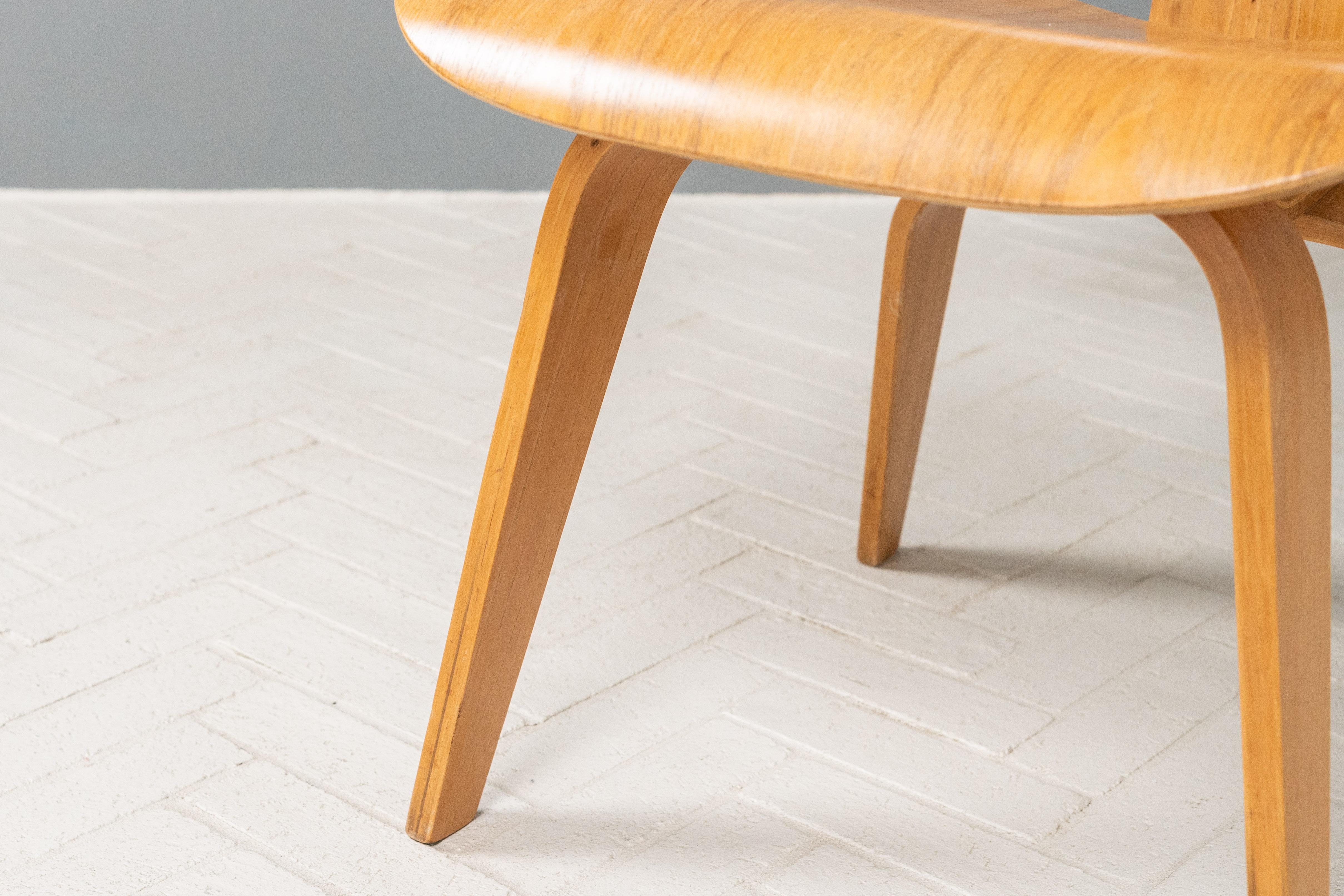 Juego de cuatro sillas de comedor Early Eames en venta 6