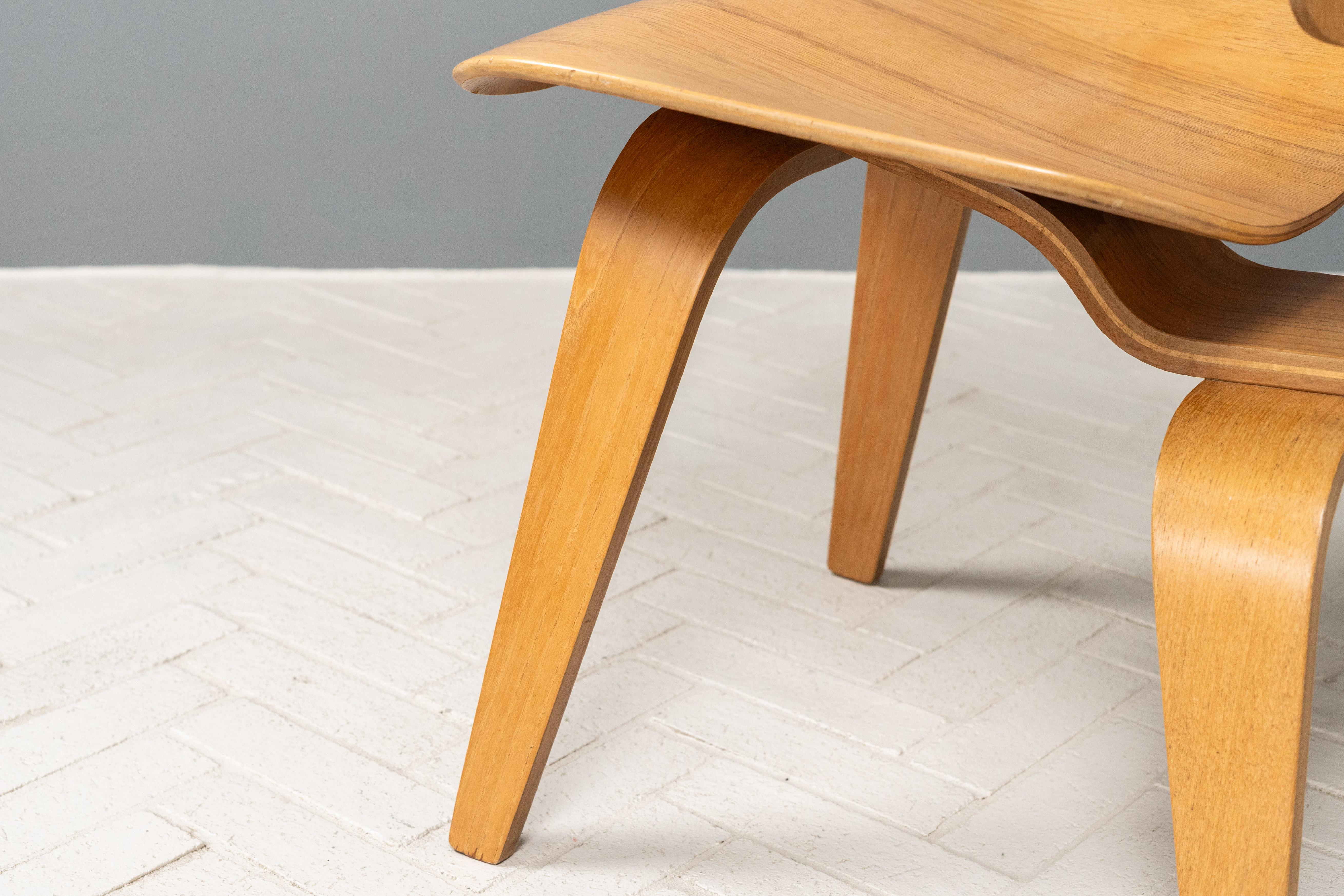 Juego de cuatro sillas de comedor Early Eames en venta 7