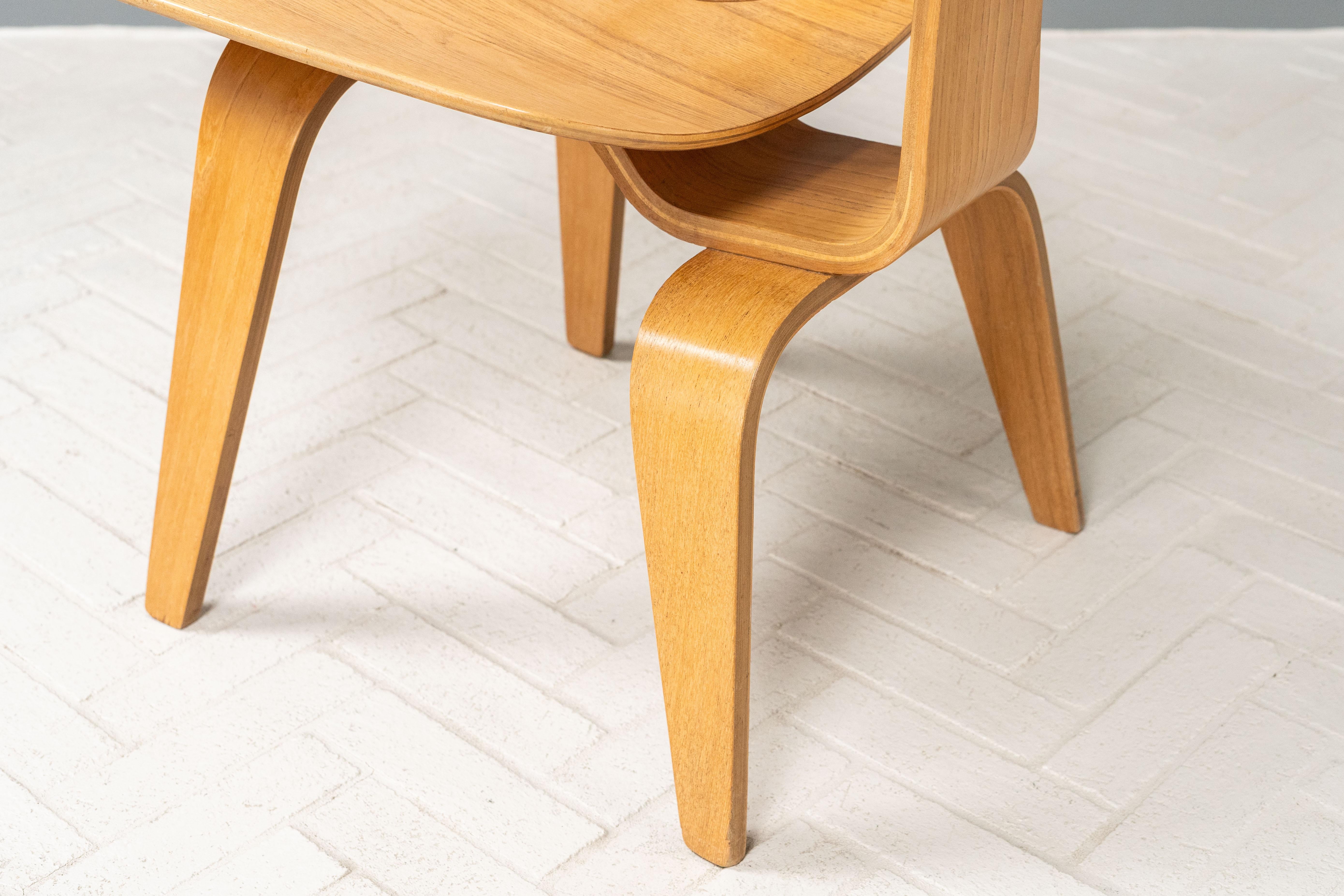 Juego de cuatro sillas de comedor Early Eames en venta 8