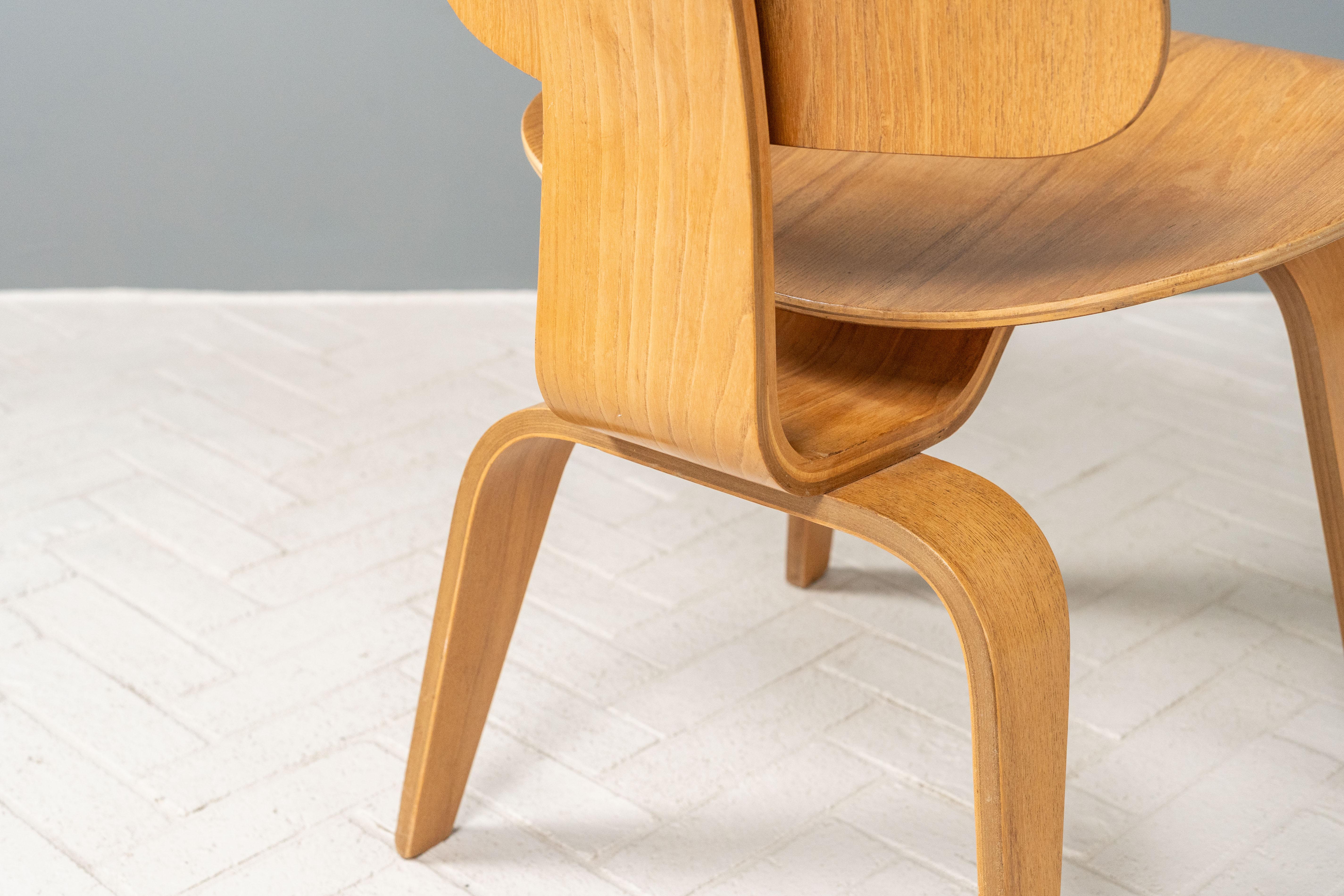 Juego de cuatro sillas de comedor Early Eames en venta 9