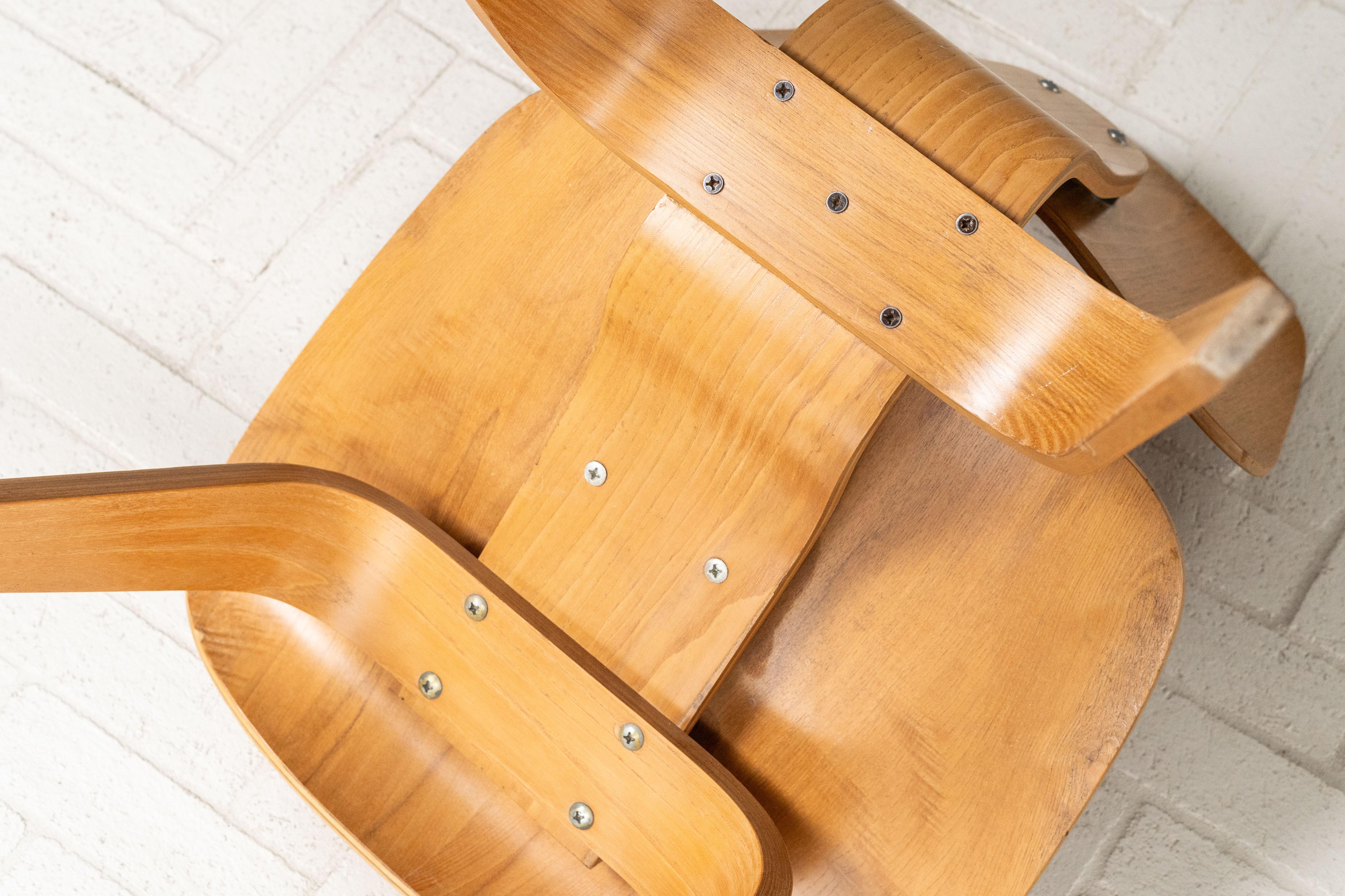 Juego de cuatro sillas de comedor Early Eames en venta 11