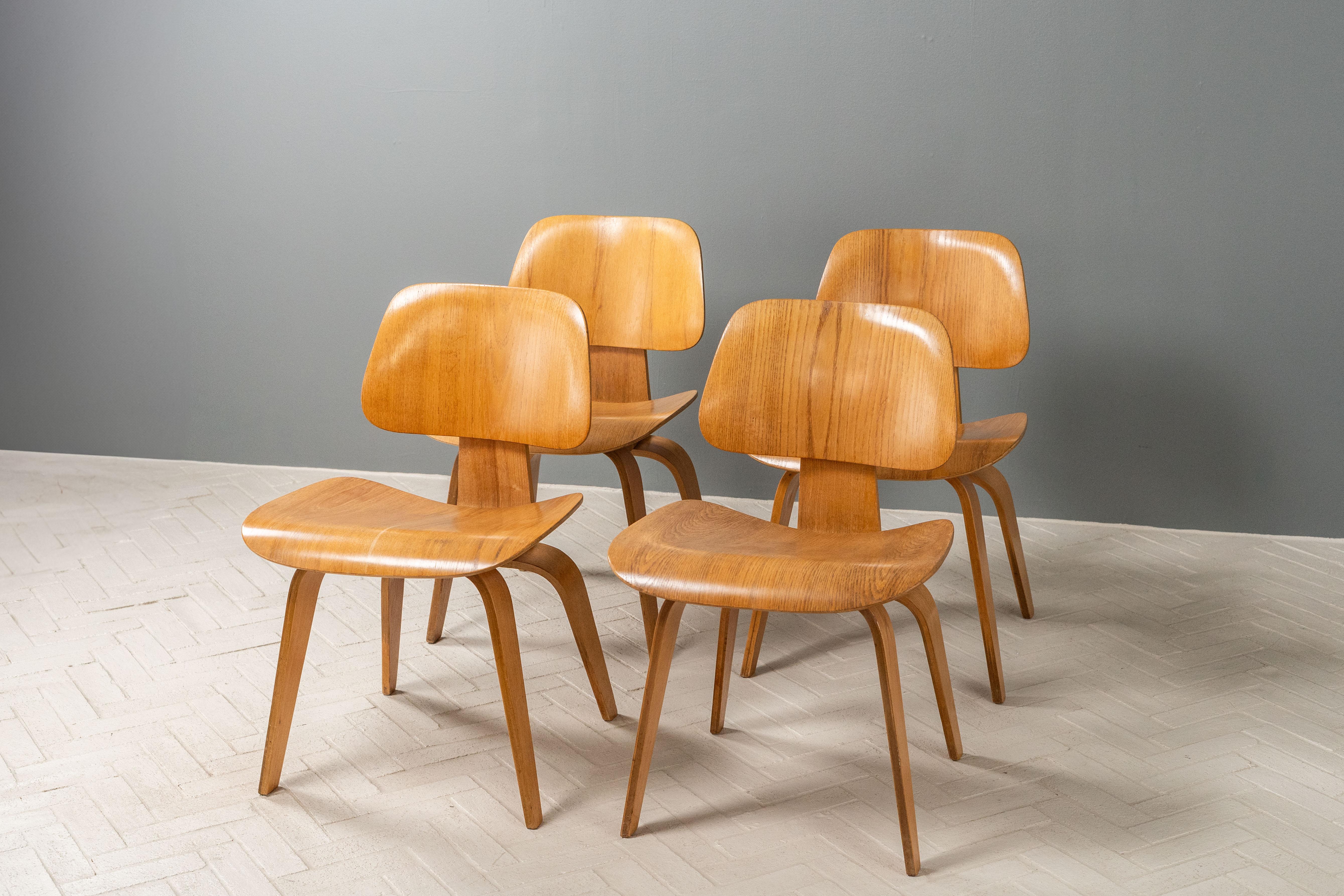 Juego de cuatro sillas de comedor Early Eames Moderno de mediados de siglo en venta