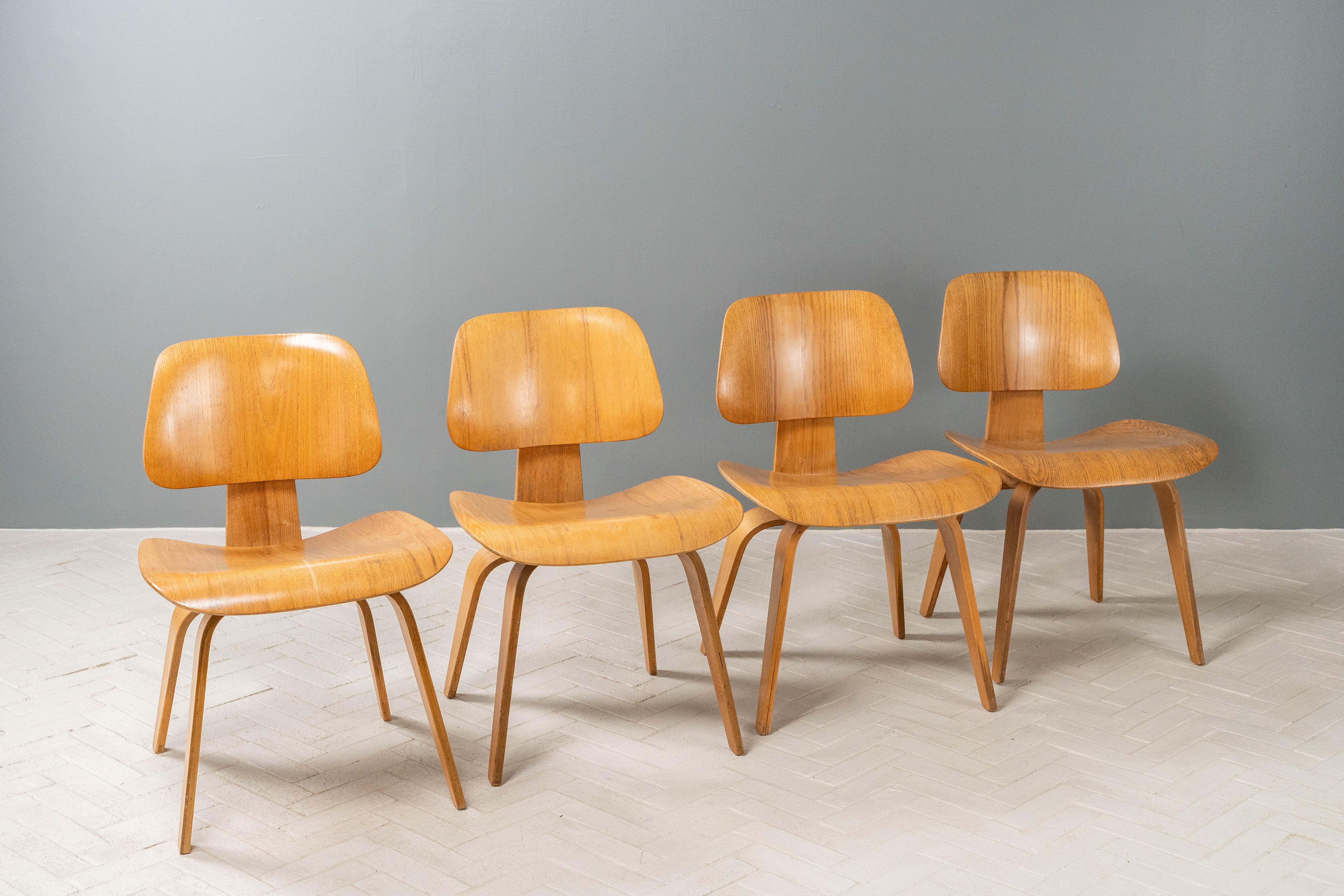 Juego de cuatro sillas de comedor Early Eames Estadounidense en venta