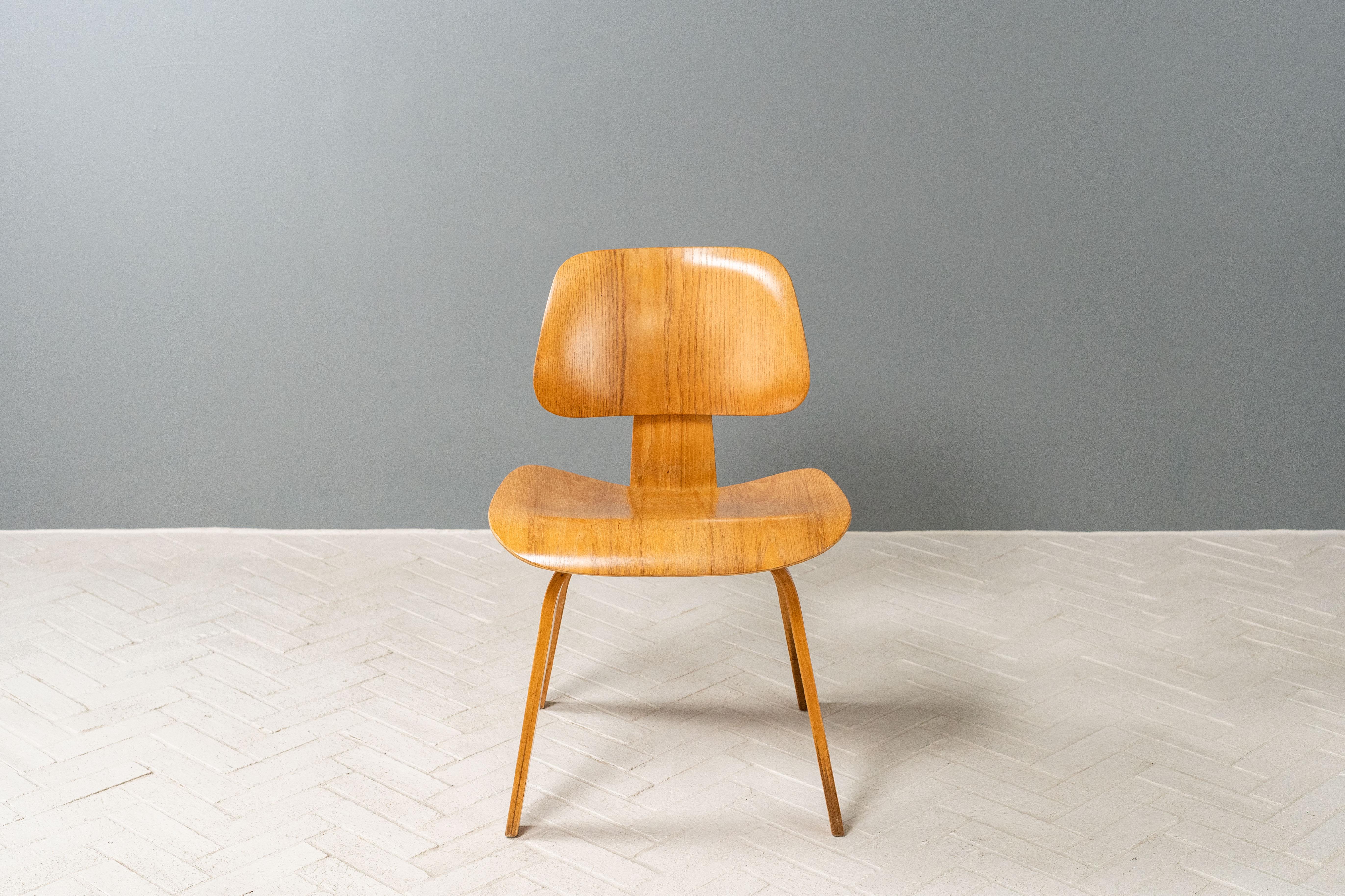 Juego de cuatro sillas de comedor Early Eames Moldeado en venta