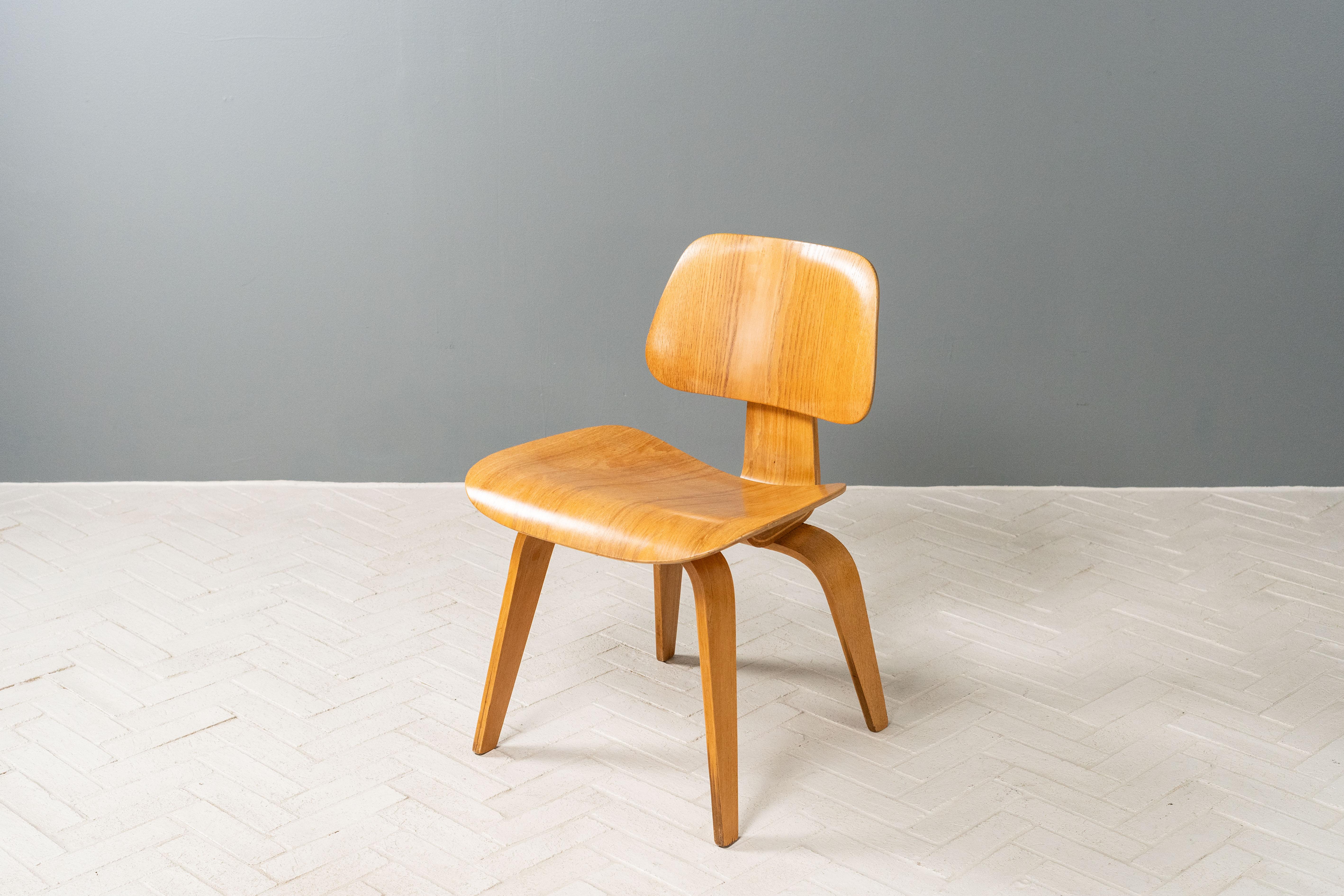 Juego de cuatro sillas de comedor Early Eames en Bueno estado para la venta en Cambridge, US
