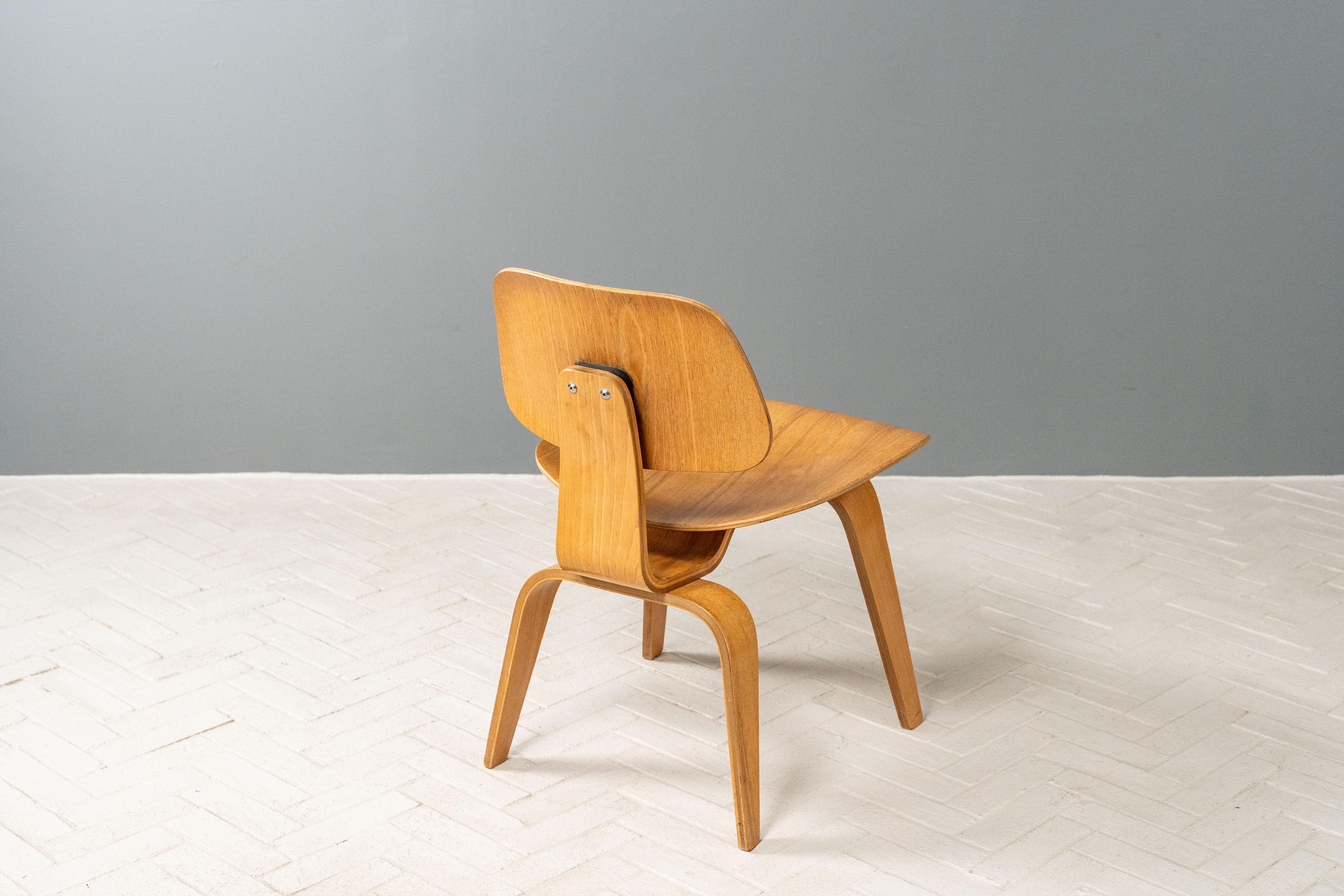 Juego de cuatro sillas de comedor Early Eames mediados del siglo XX en venta