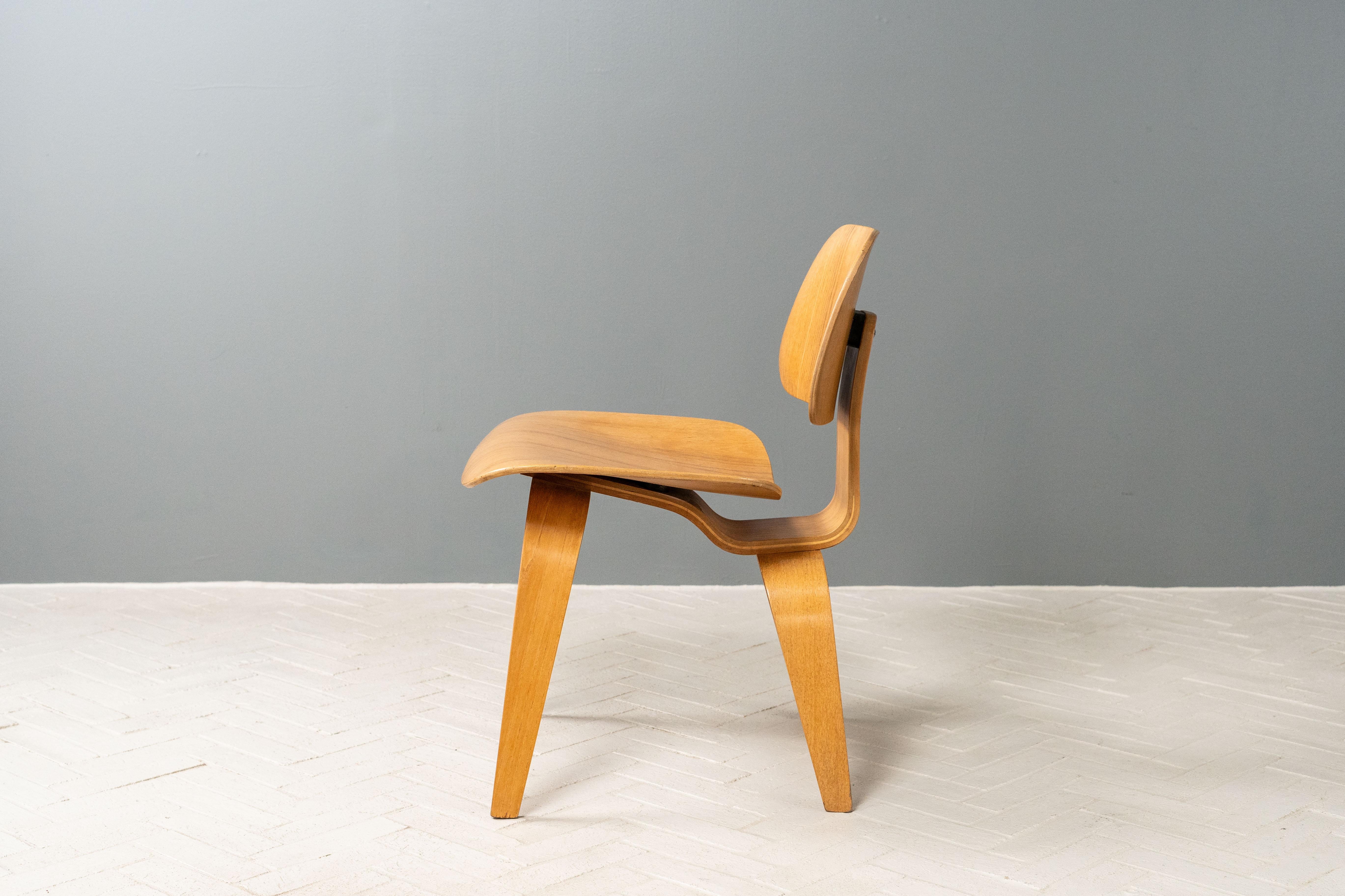 Juego de cuatro sillas de comedor Early Eames Ceniza en venta