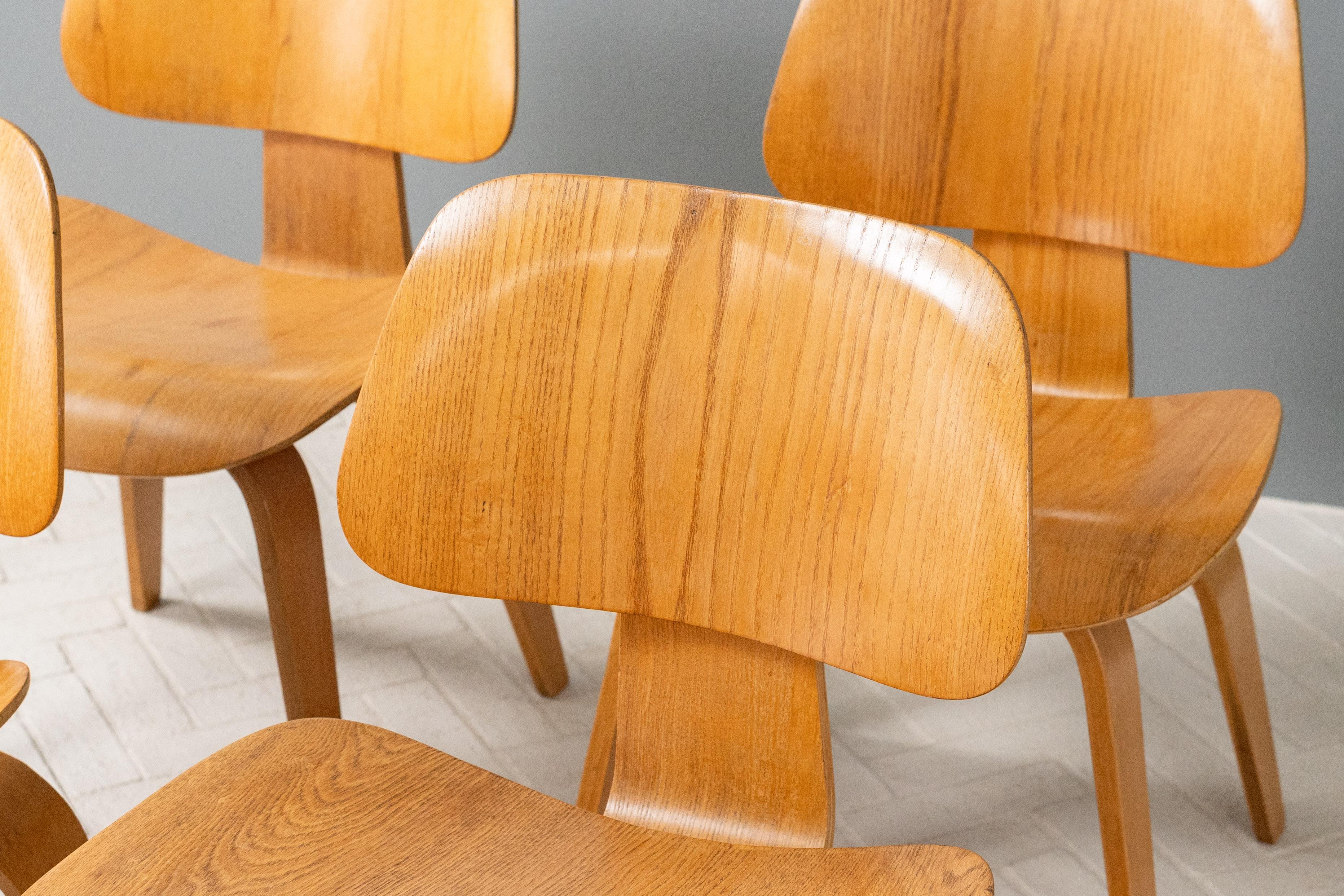 Juego de cuatro sillas de comedor Early Eames en venta 1