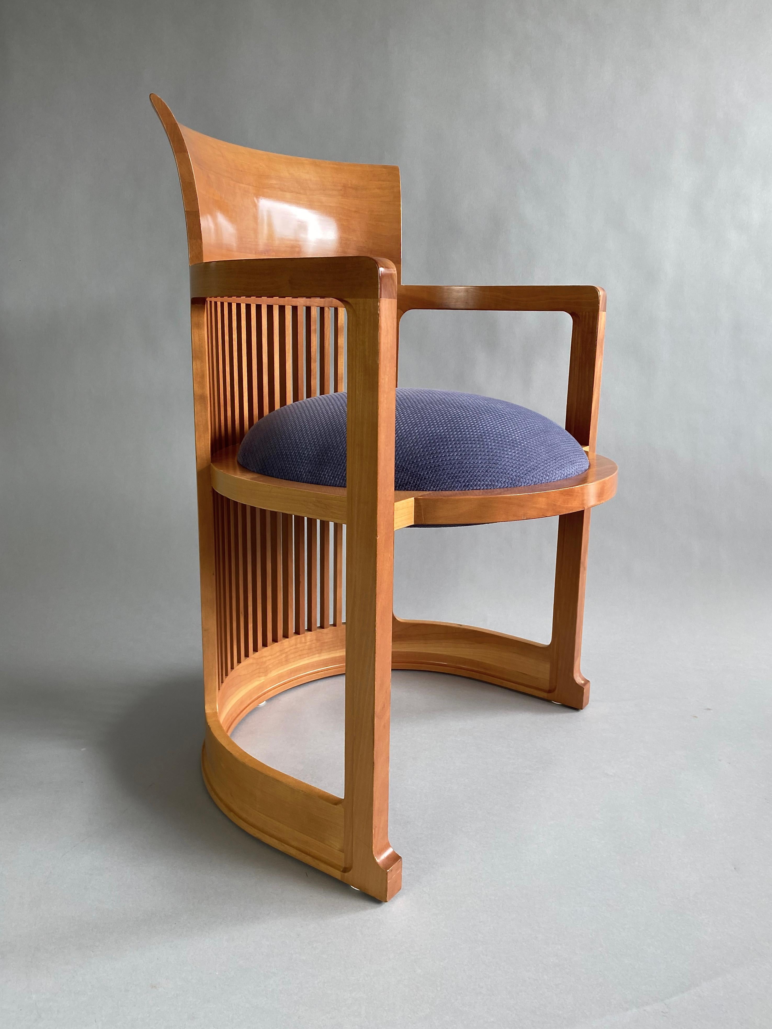 Ensemble de quatre chaises baril Frank Lloyd Wright d'origine par Cassina, Italie en vente 4