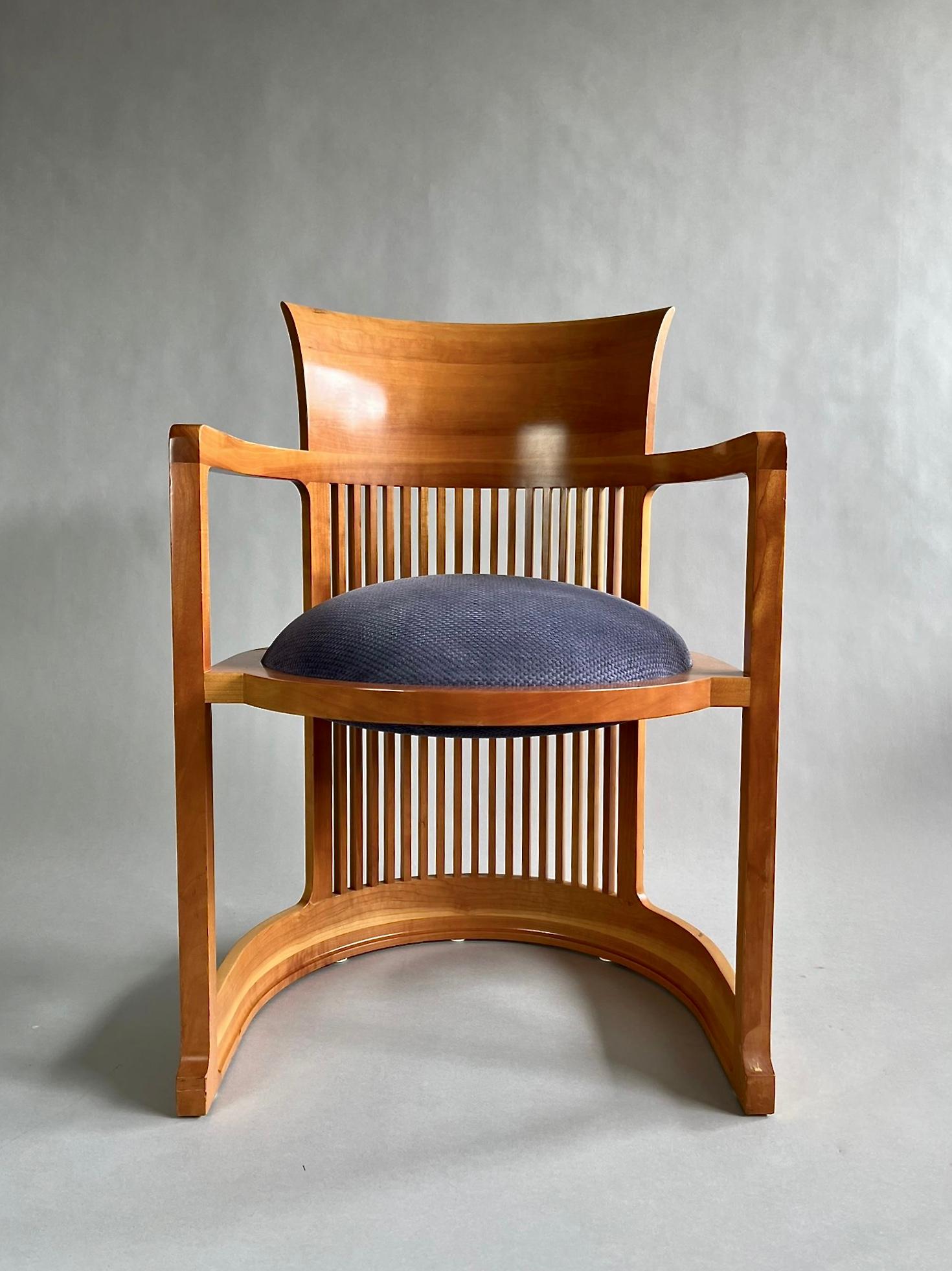 Satz von vier frühen Ausgaben der Iconic Barrel Stühle, die 1937 von Frank Lloyd Wright entworfen und von Cassina Italien in den späten 1980er und frühen 1990er Jahren hergestellt wurden. Das Set ist in gutem Vintage-Zustand, wie auf den Bildern zu
