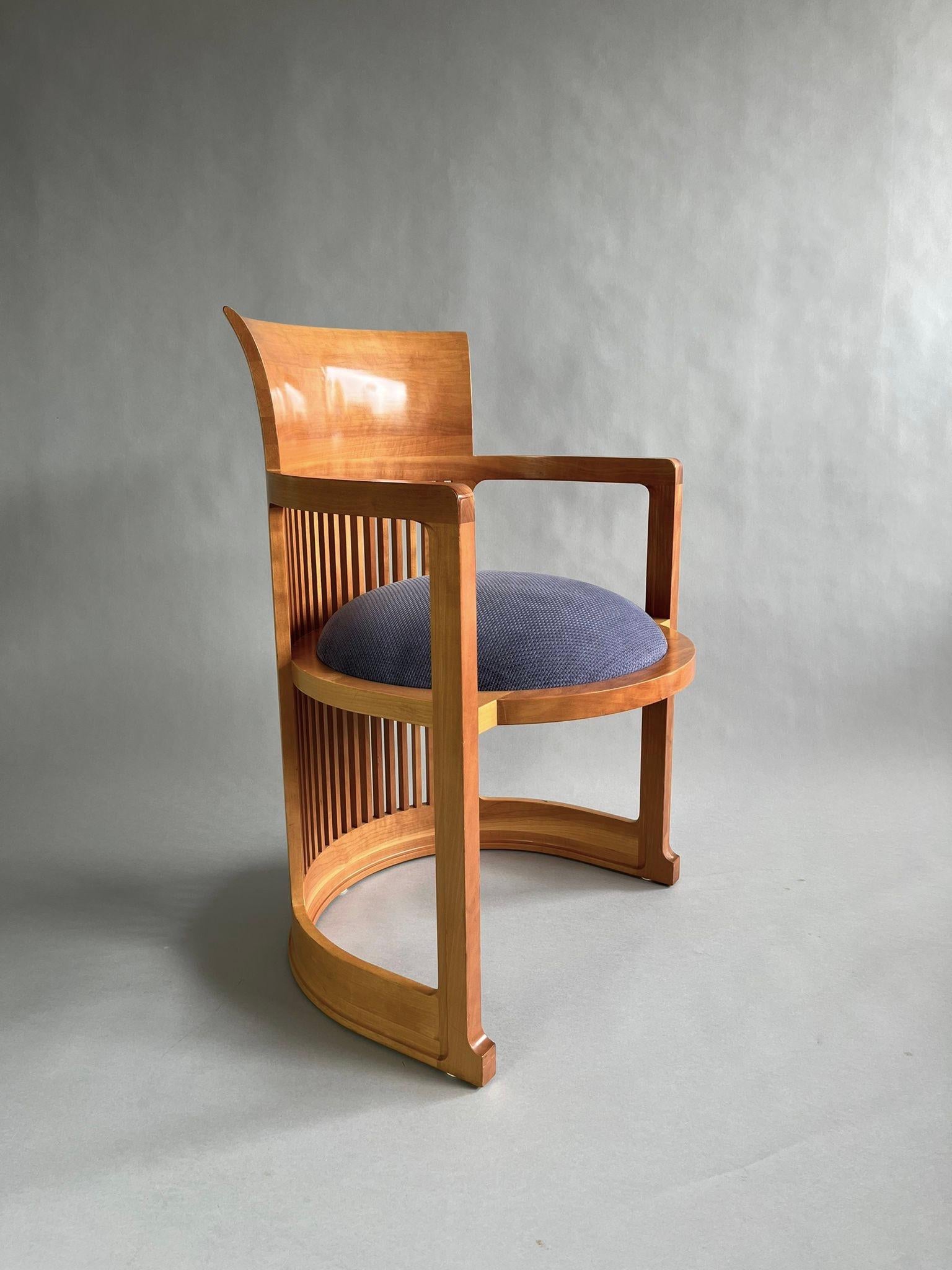 Satz von vier Frank Lloyd Wright Barrel Chairs aus der frühen Auflage von Cassina, Italien (Art déco) im Angebot