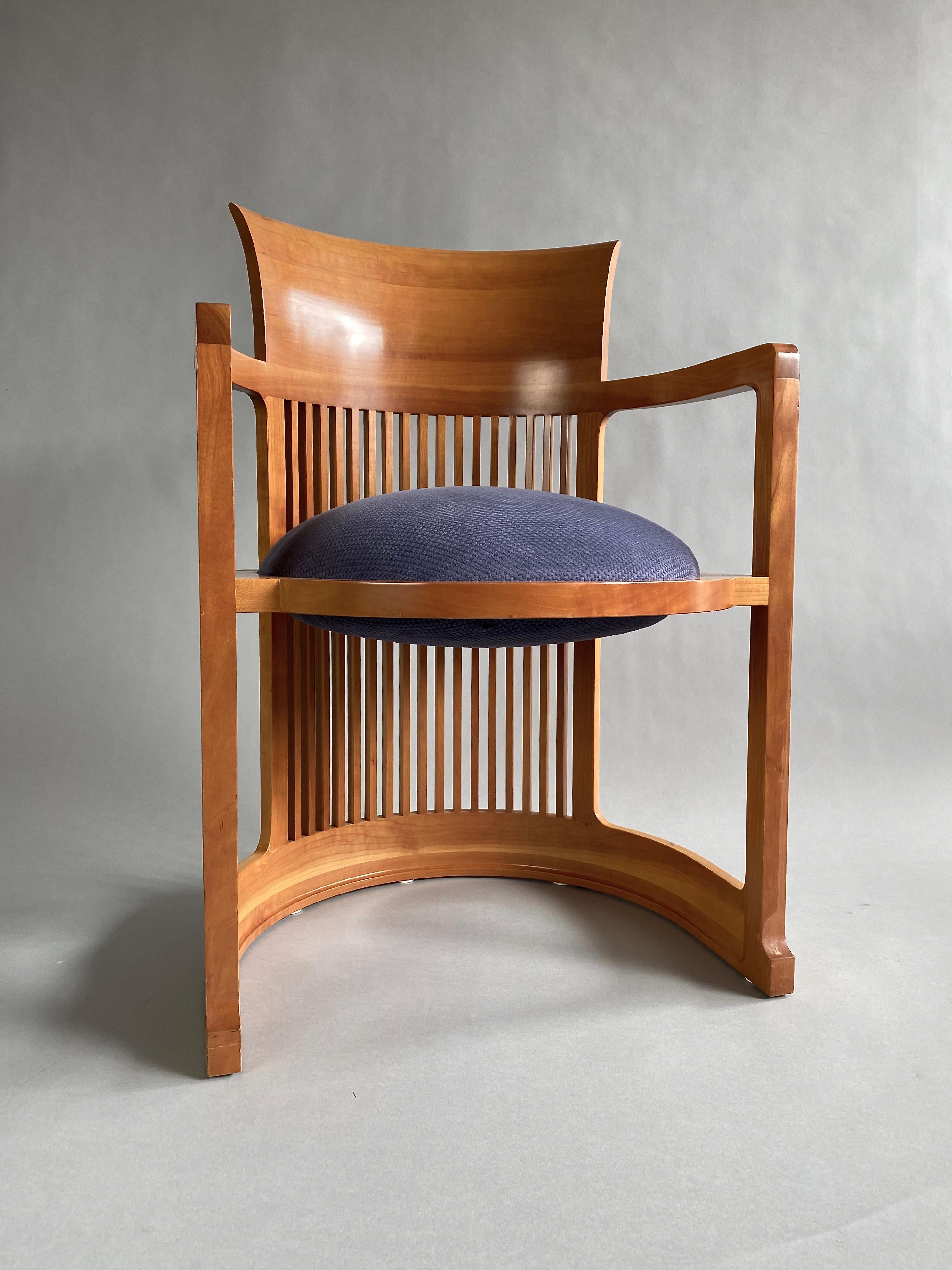 Art déco Ensemble de quatre chaises baril Frank Lloyd Wright d'origine par Cassina, Italie en vente