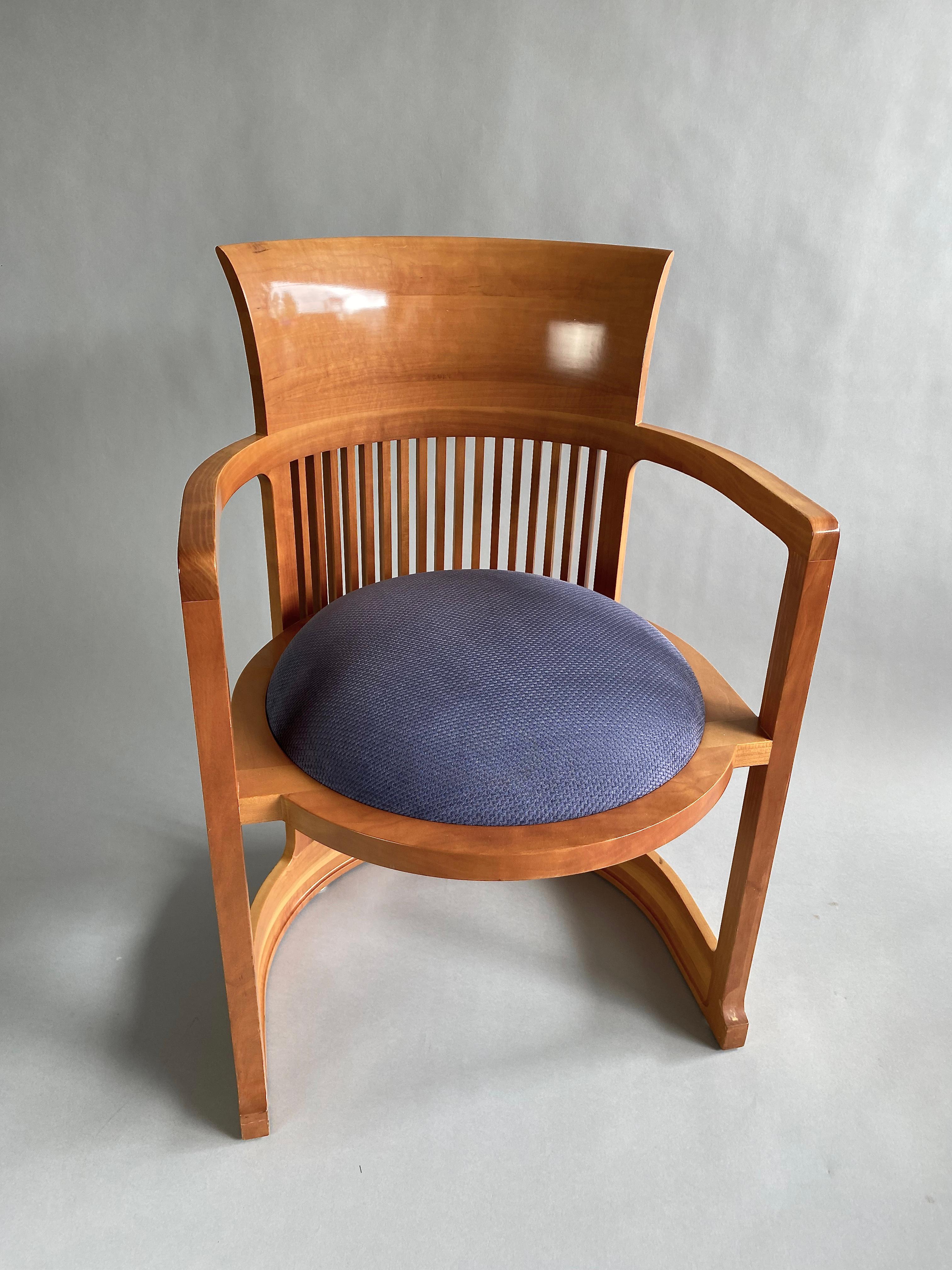 italien Ensemble de quatre chaises baril Frank Lloyd Wright d'origine par Cassina, Italie en vente