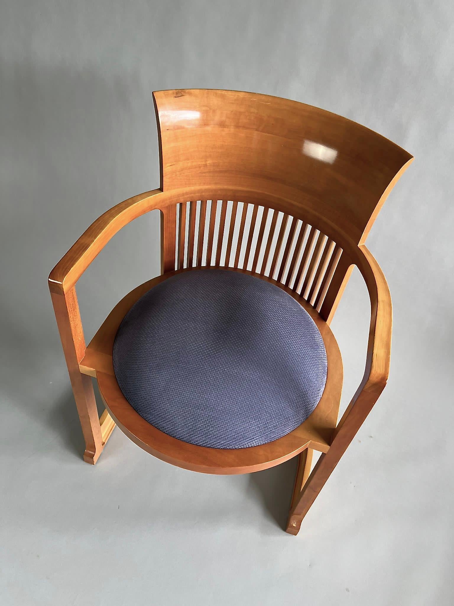 Set of Four Early Edition Frank Lloyd Wright Barrel Chairs By Cassina Italy In Good Condition For Sale In Weesp, NL