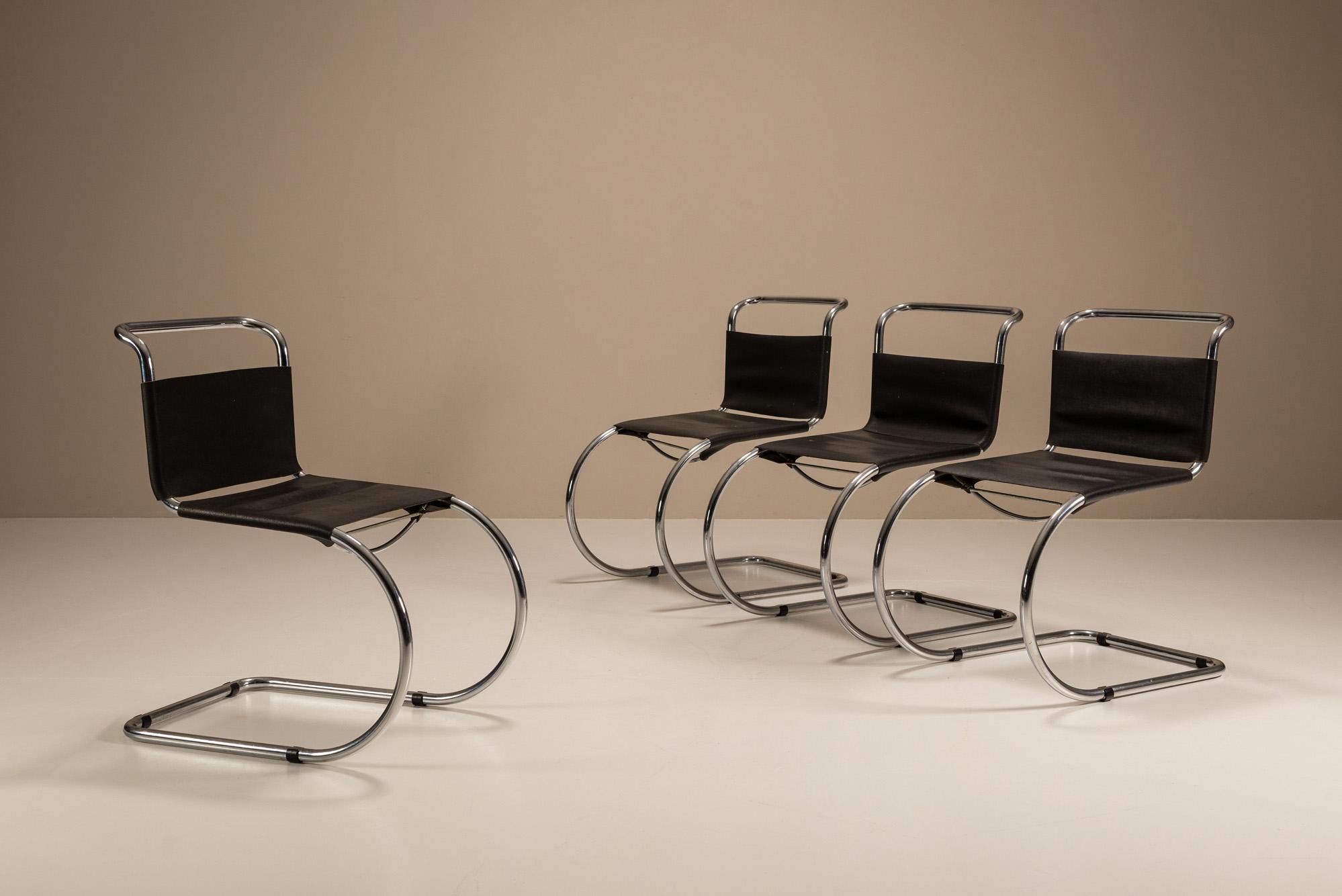 Avec une silhouette qui semble défier la gravité, ces chaises MR10 de Ludwig Mies van der Rohe reflètent l'optimisme et l'audace du début du modernisme. Conçu en 1927 pour l'exposition du Weissenhof Estate à Stuttgart, le MR10 est devenu l'une des
