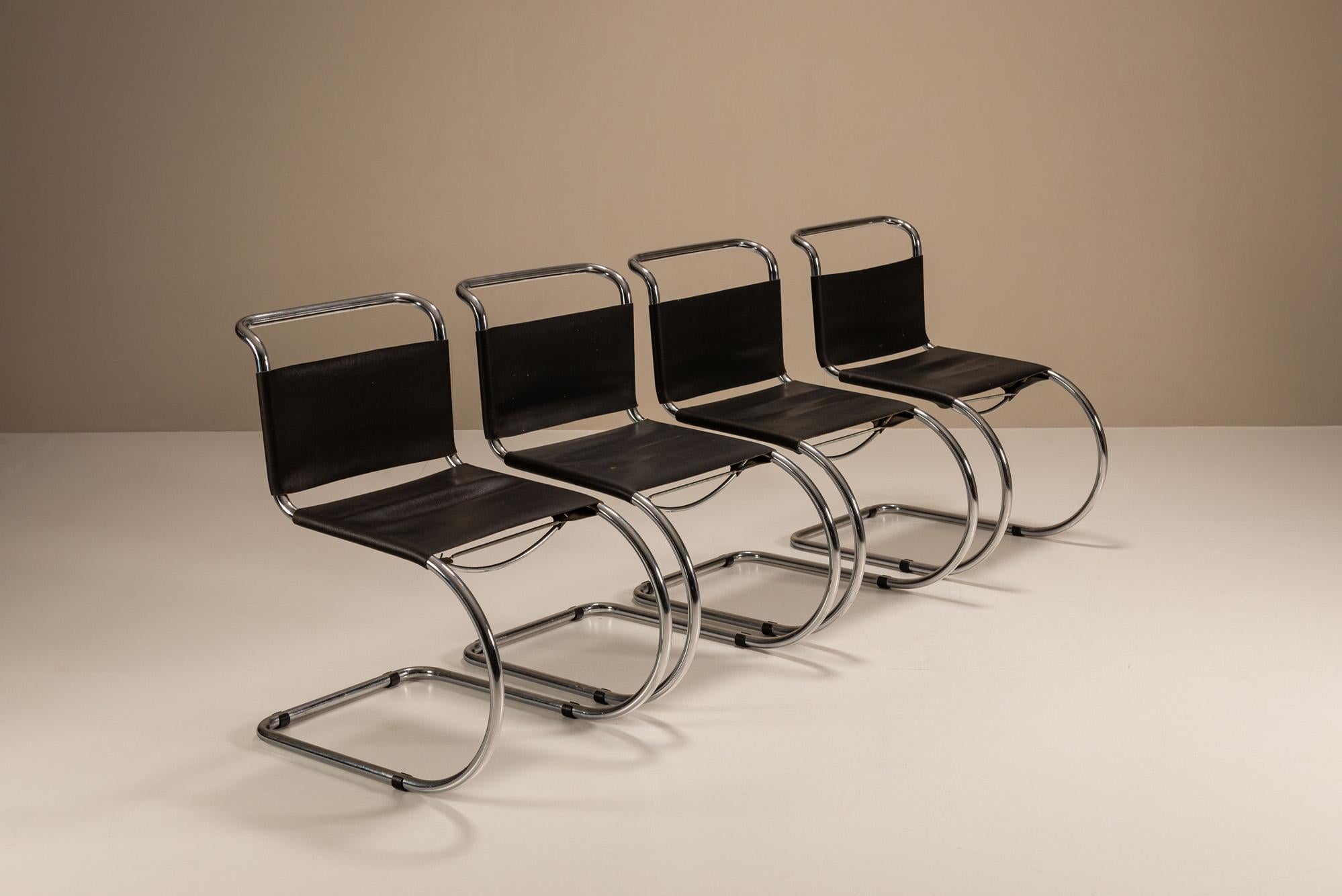 Mid-Century Modern Ensemble de quatre chaises luge MR10 de Mies van der Rohe, Allemagne. en vente