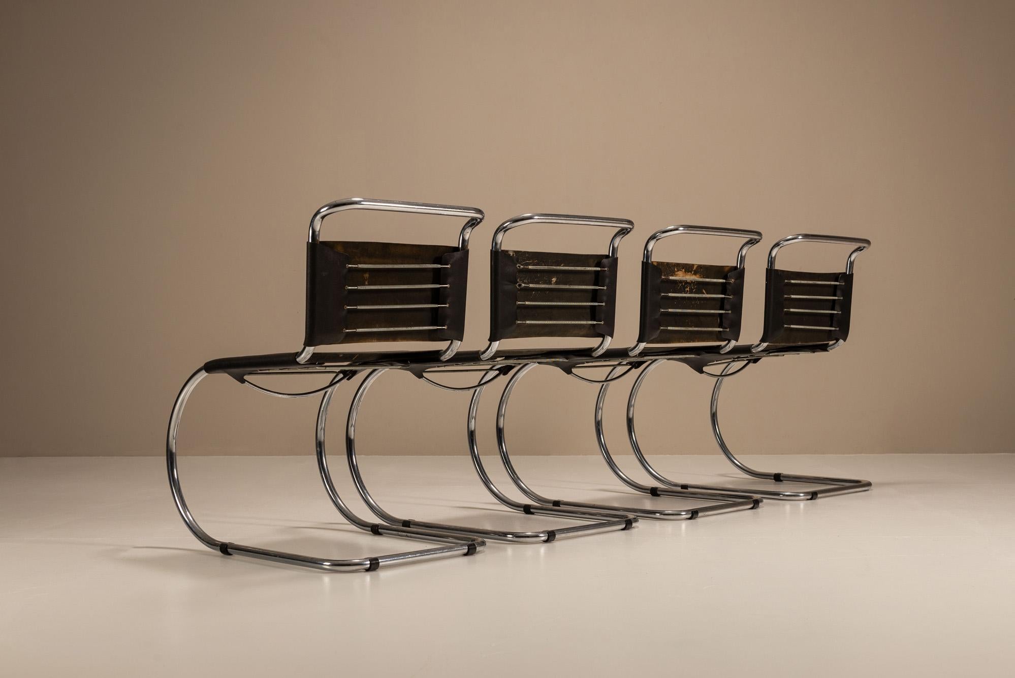 Allemand Ensemble de quatre chaises luge MR10 de Mies van der Rohe, Allemagne. en vente
