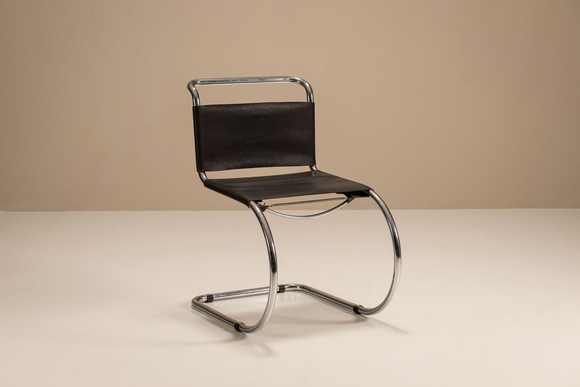 Ensemble de quatre chaises luge MR10 de Mies van der Rohe, Allemagne. Bon état - En vente à Hellouw, NL