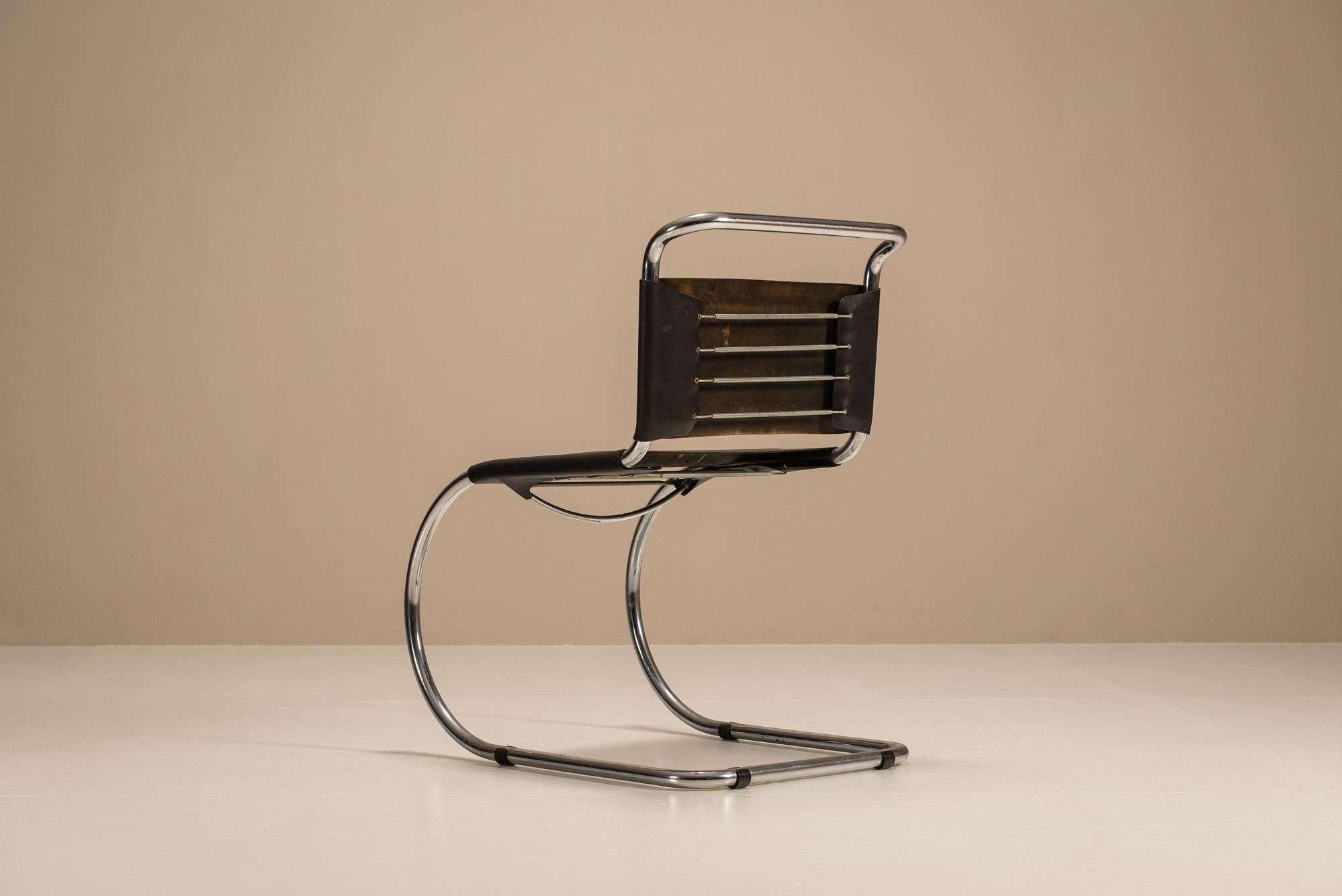20ième siècle Ensemble de quatre chaises luge MR10 de Mies van der Rohe, Allemagne. en vente