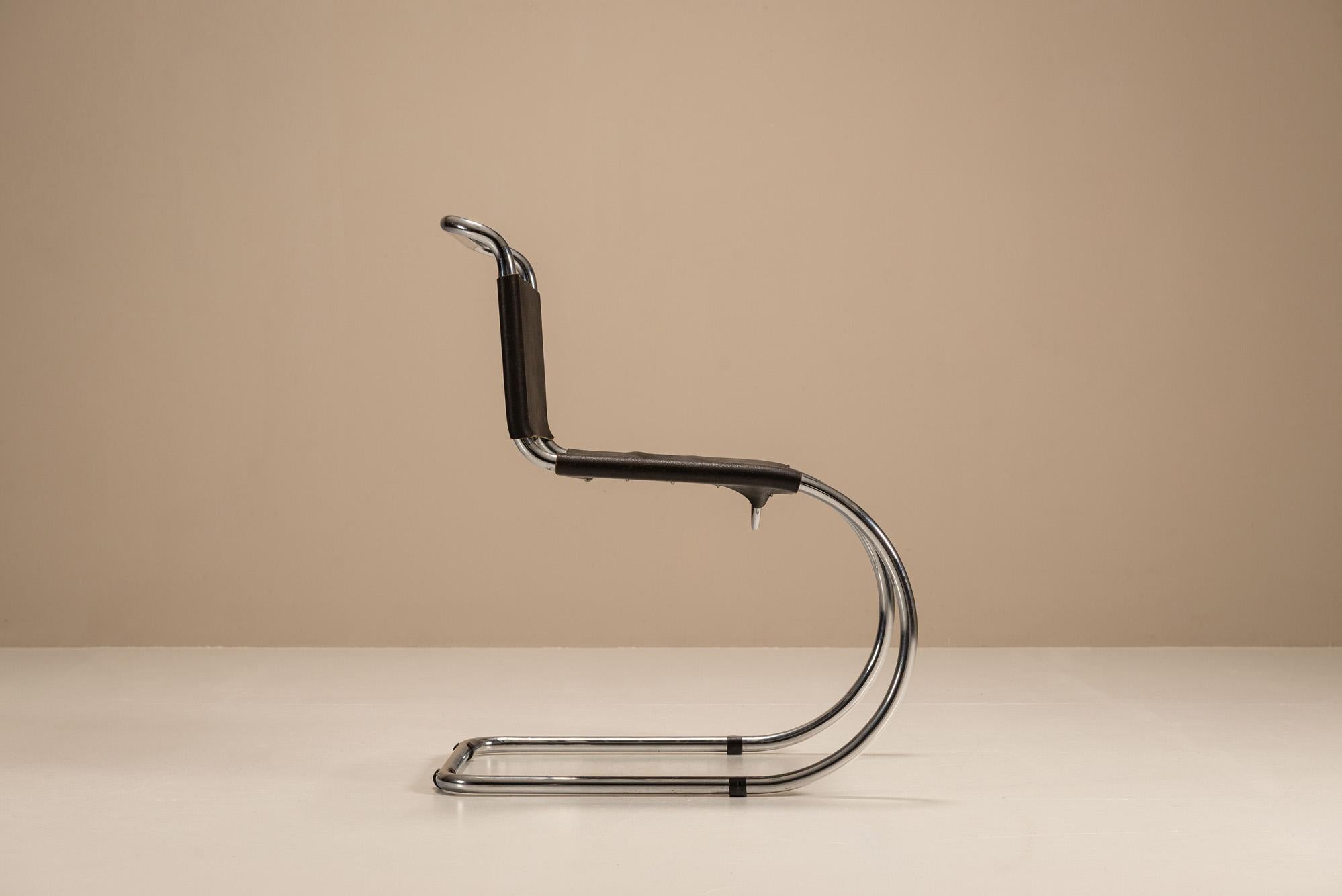 Acier Ensemble de quatre chaises luge MR10 de Mies van der Rohe, Allemagne. en vente
