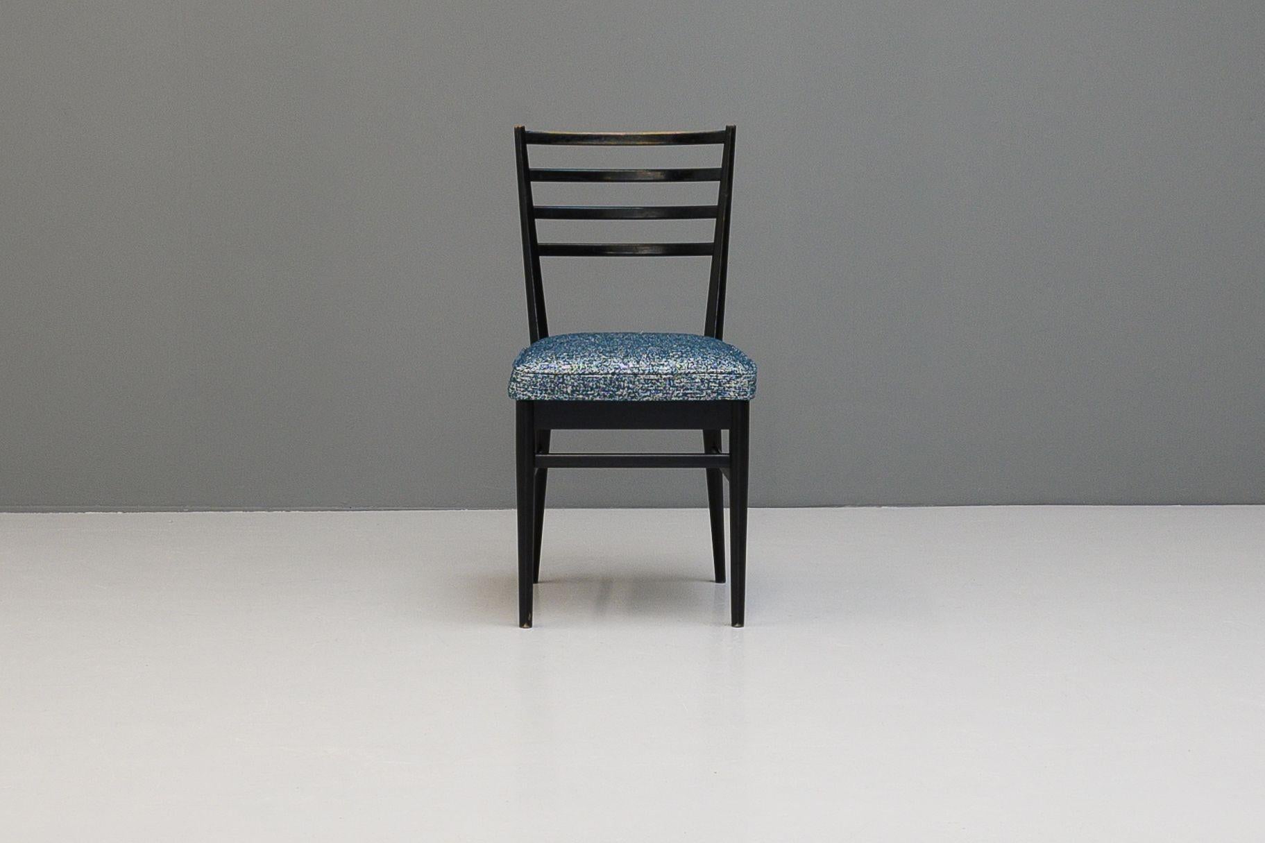 Mid-Century moderno Set di quattro sedie da pranzo ebanizzate in vendita