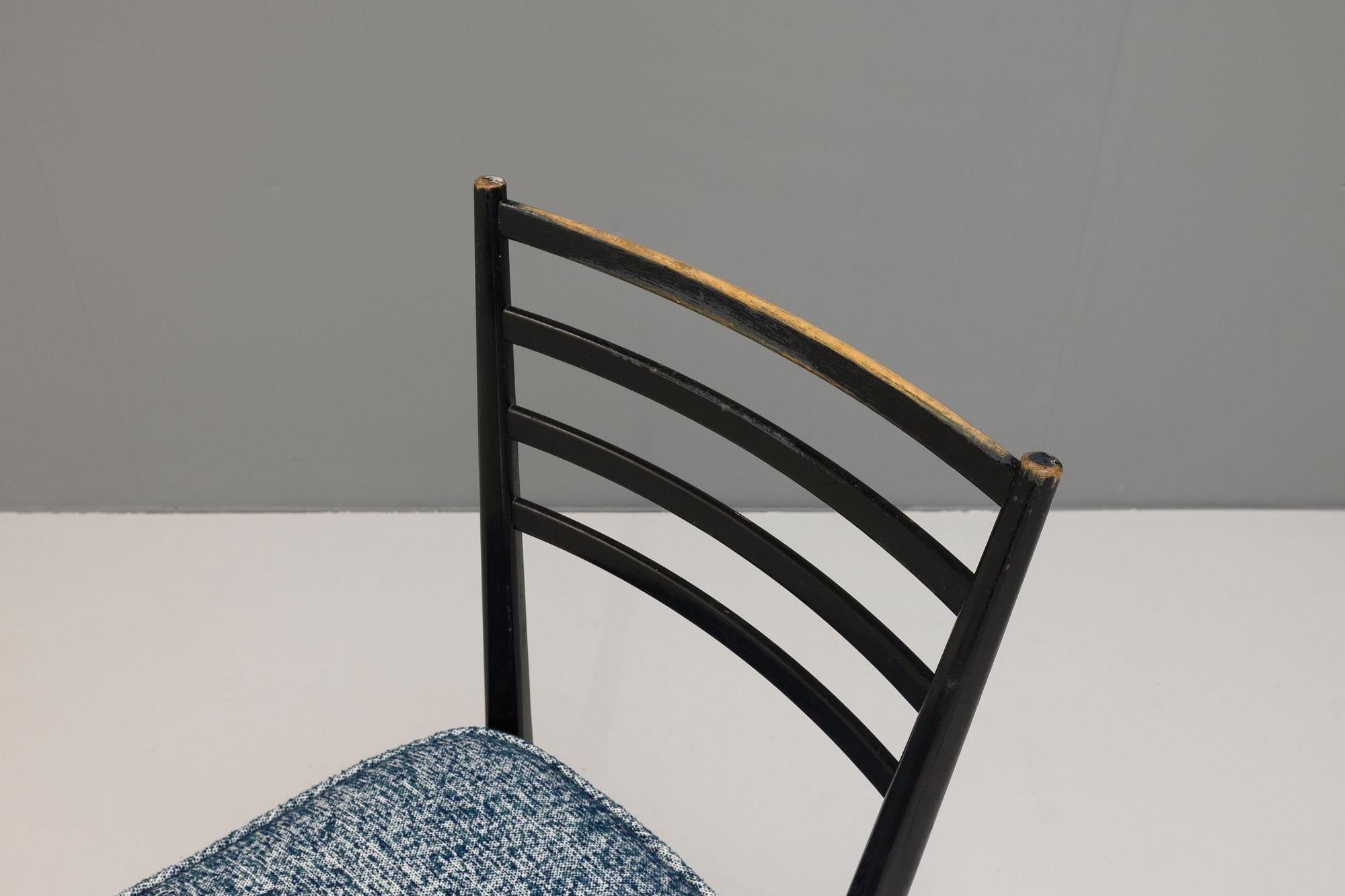 Metà XX secolo Set di quattro sedie da pranzo ebanizzate in vendita