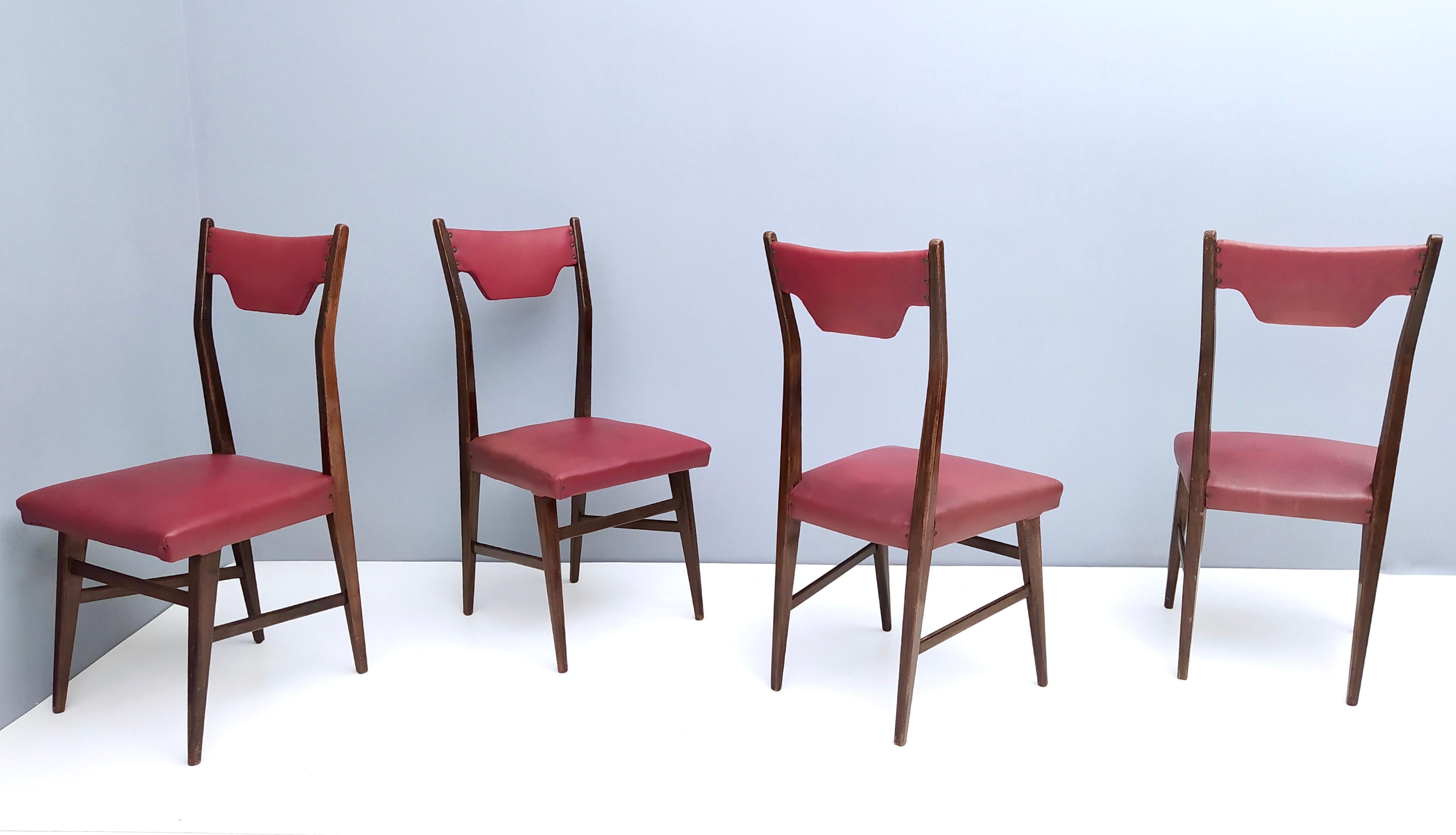 Fabriqué en Italie, années 1950.
Ces chaises présentent une structure en hêtre ébonisé, des clous en laiton et leur revêtement en skaï cramoisi d'origine. 
Il s'agit d'articles vintage, qui peuvent donc présenter de légères traces d'utilisation,