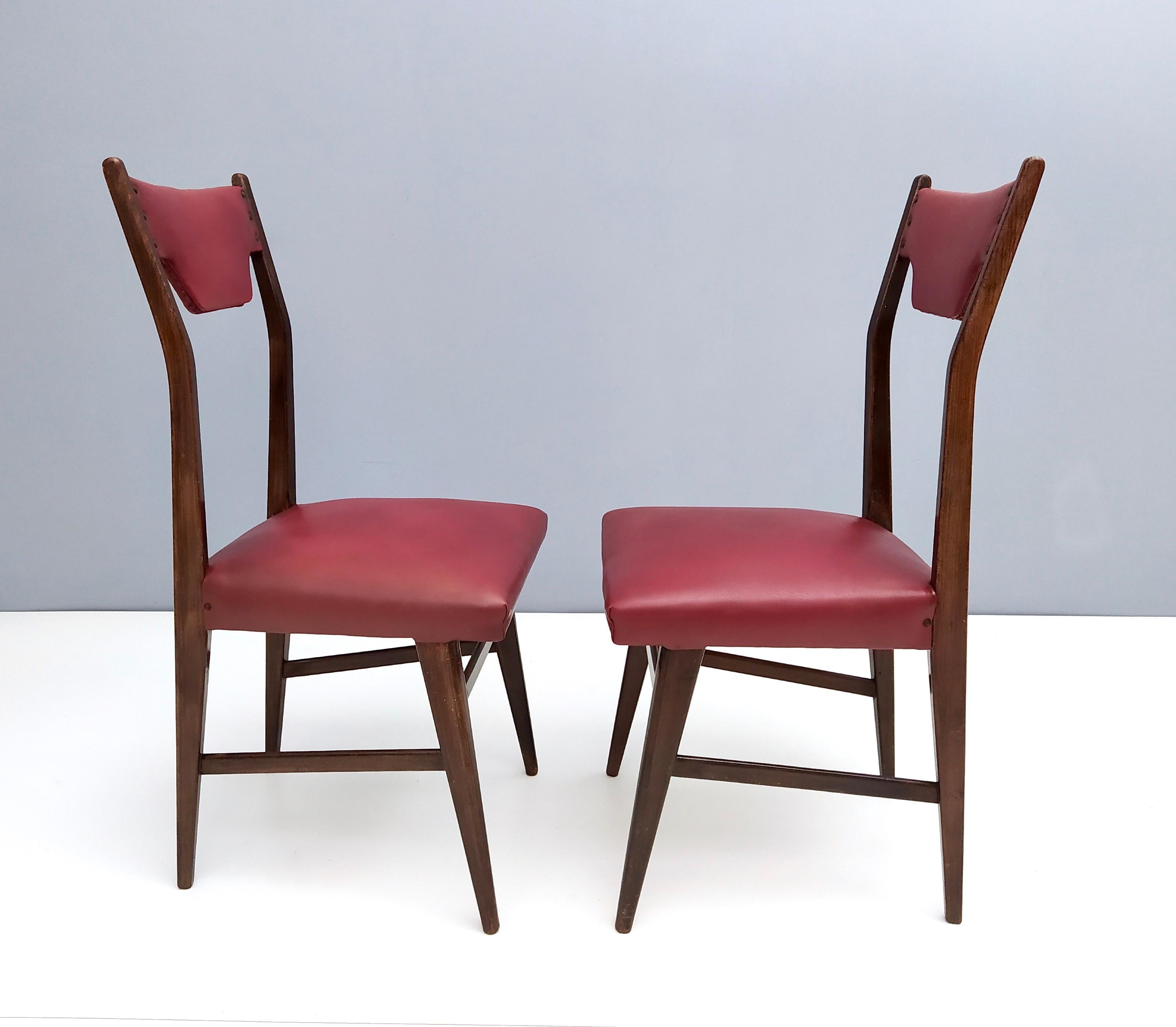 italien Ensemble de quatre chaises de salle à manger Skai vintage en hêtre ébénisé et Crimson, Italie en vente