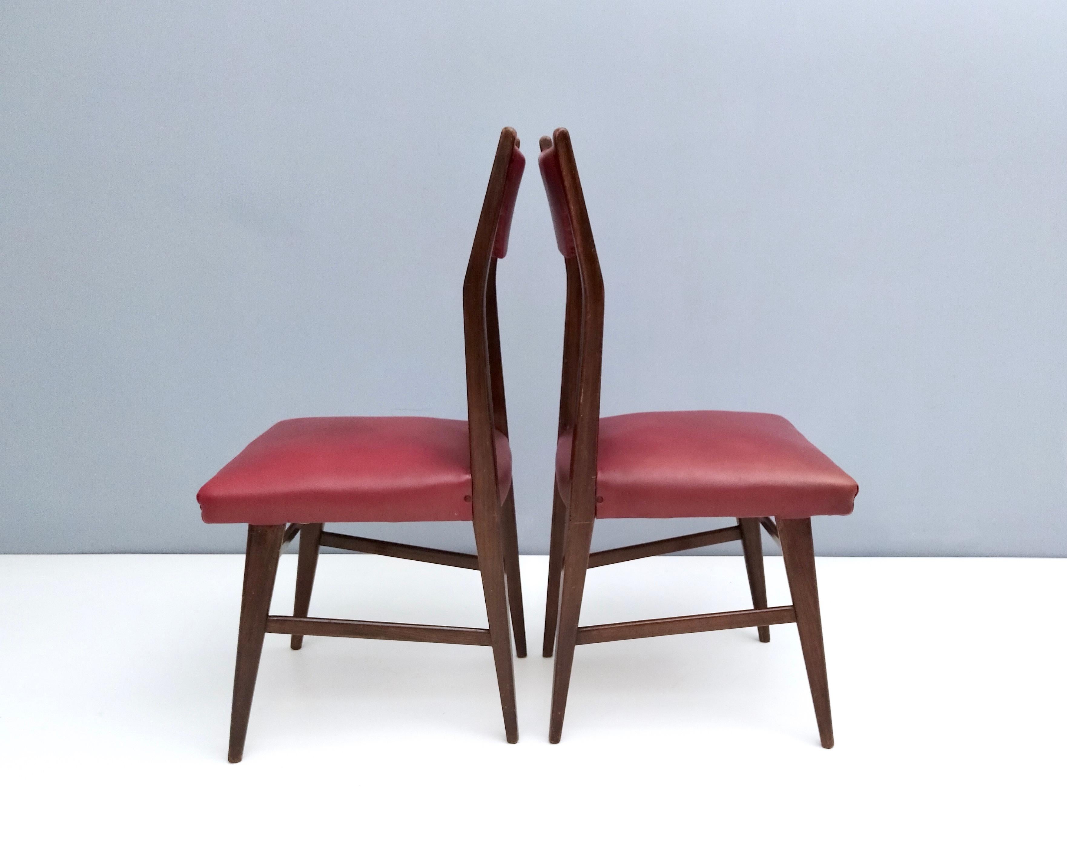 Ébénisé Ensemble de quatre chaises de salle à manger Skai vintage en hêtre ébénisé et Crimson, Italie en vente