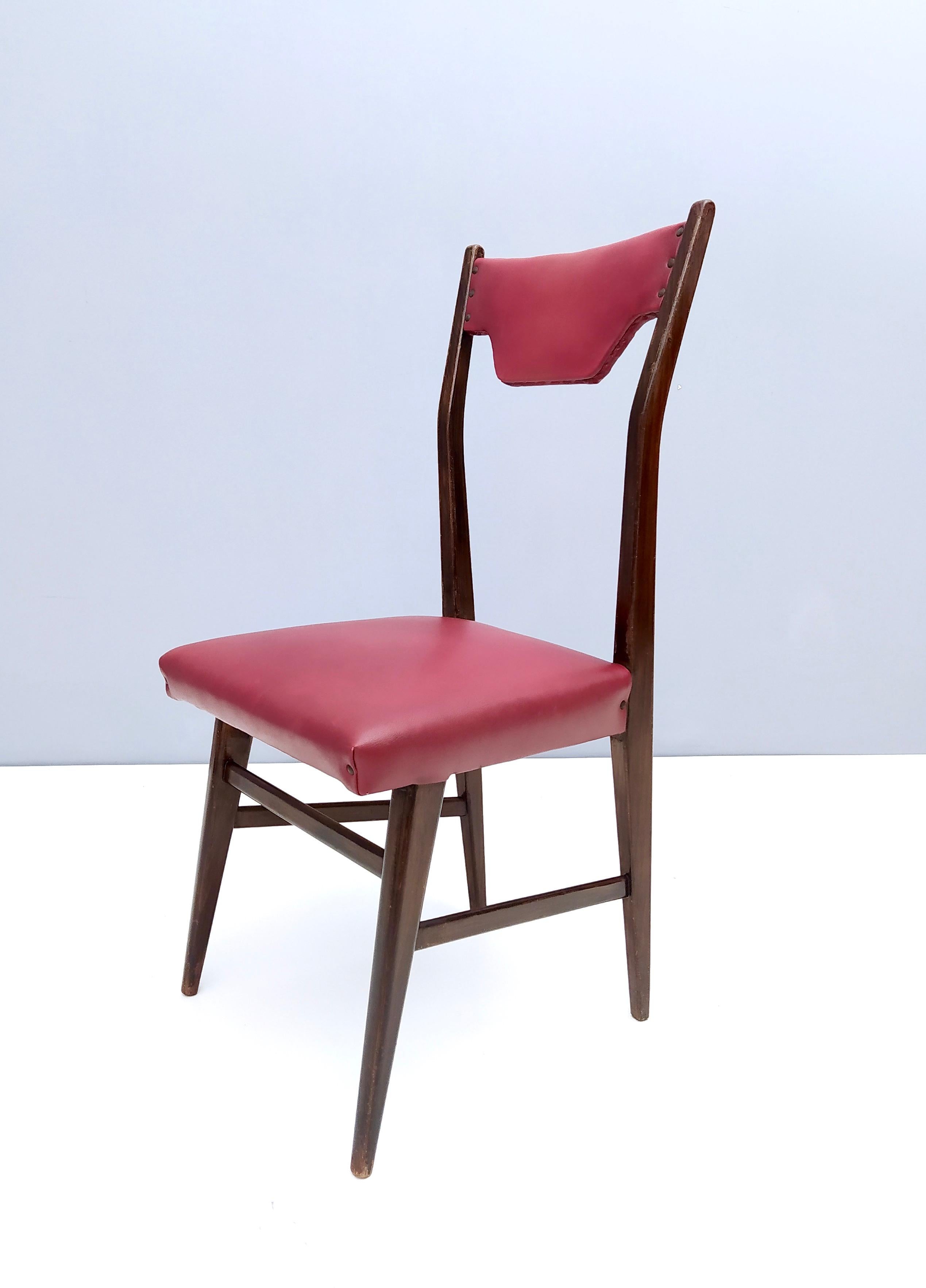 Laiton Ensemble de quatre chaises de salle à manger Skai vintage en hêtre ébénisé et Crimson, Italie en vente