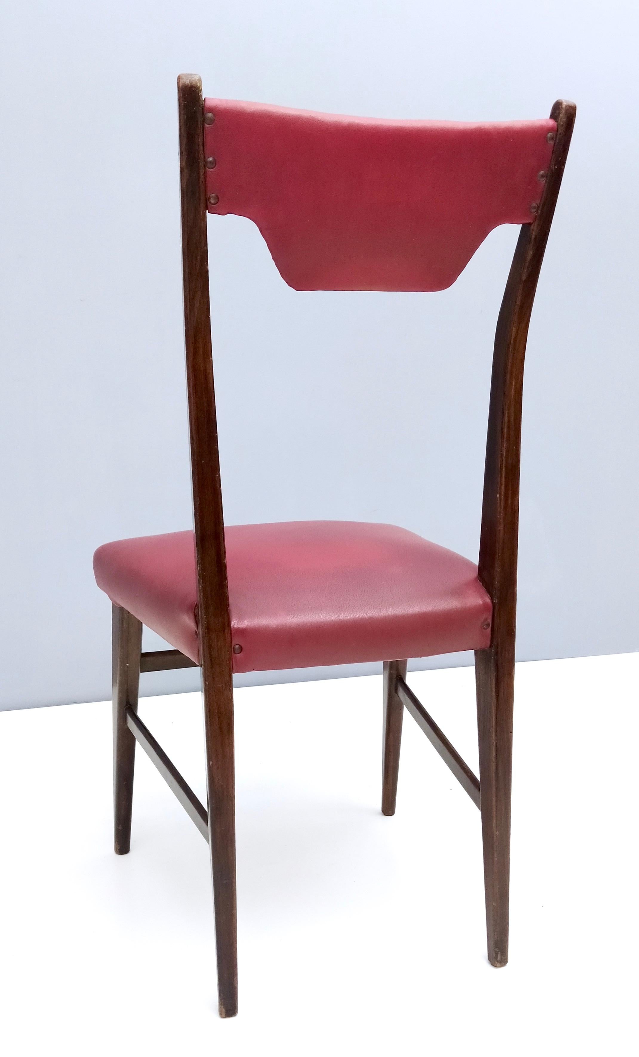 Ensemble de quatre chaises de salle à manger Skai vintage en hêtre ébénisé et Crimson, Italie en vente 1