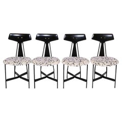 Ensemble de quatre chaises d'appoint modénistes ébonisées
