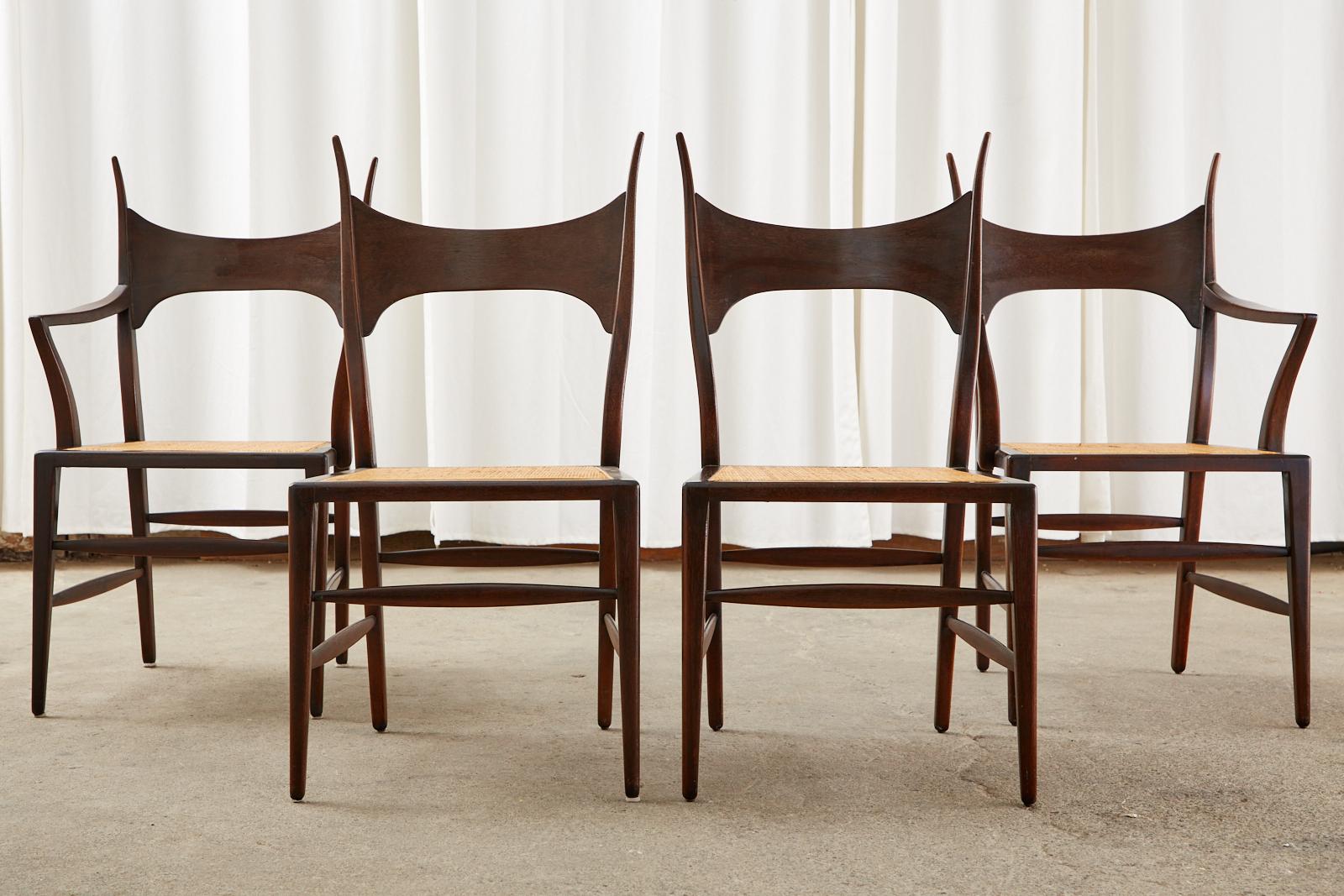 Ikonischer und seltener Satz von vier Stühlen mit Horngeweih, entworfen von Edward Wormley für Dunbar. Bekannt als 5580 Modell Esszimmerstühle aus Mahagoni mit einem Rohrsitz. Dies sind wohl die schönsten Stuhldesigns, die er je entworfen hat, und