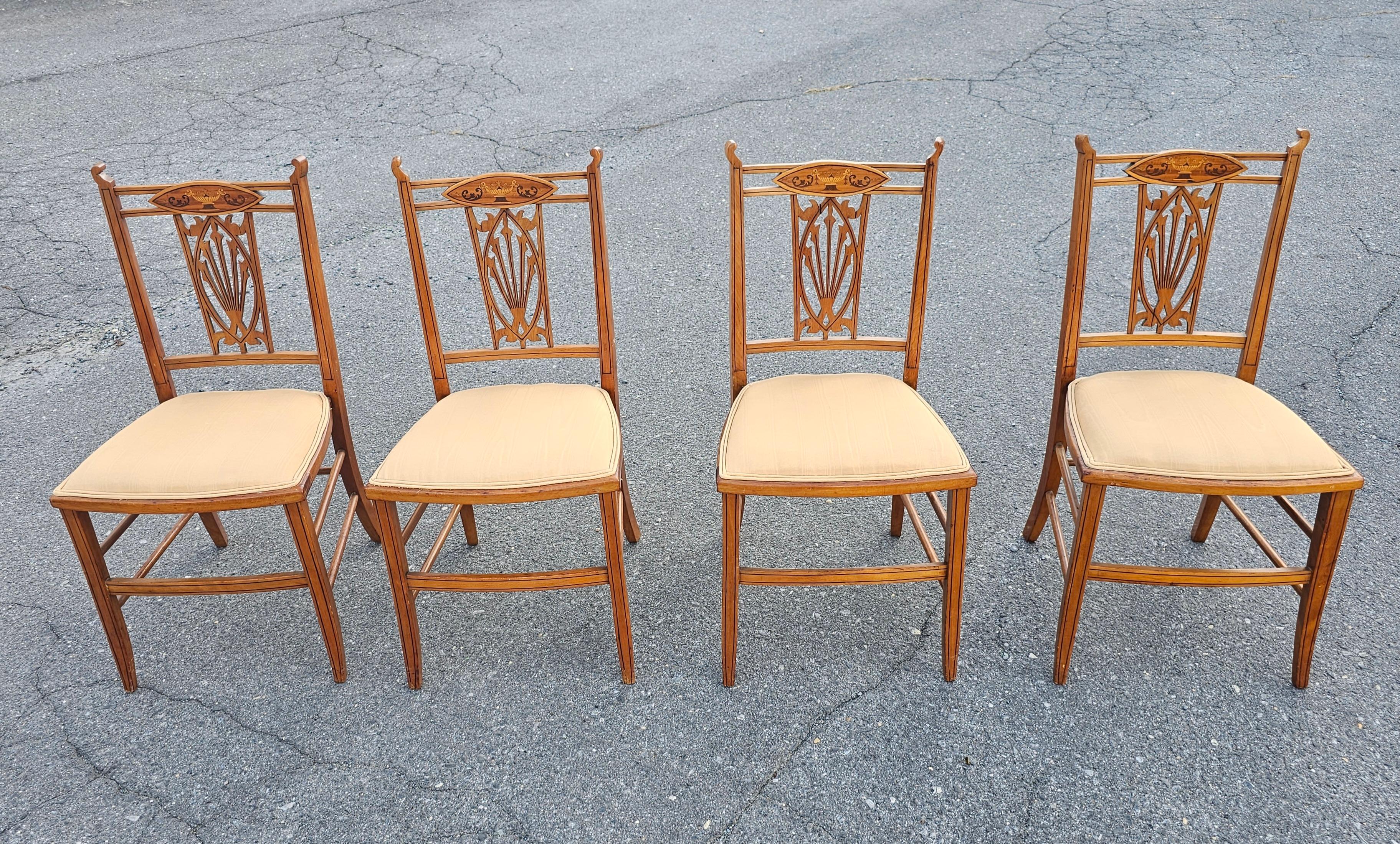 Ensemble de quatre chaises d'appoint édouardiennes en bois satiné incrusté en vente 6