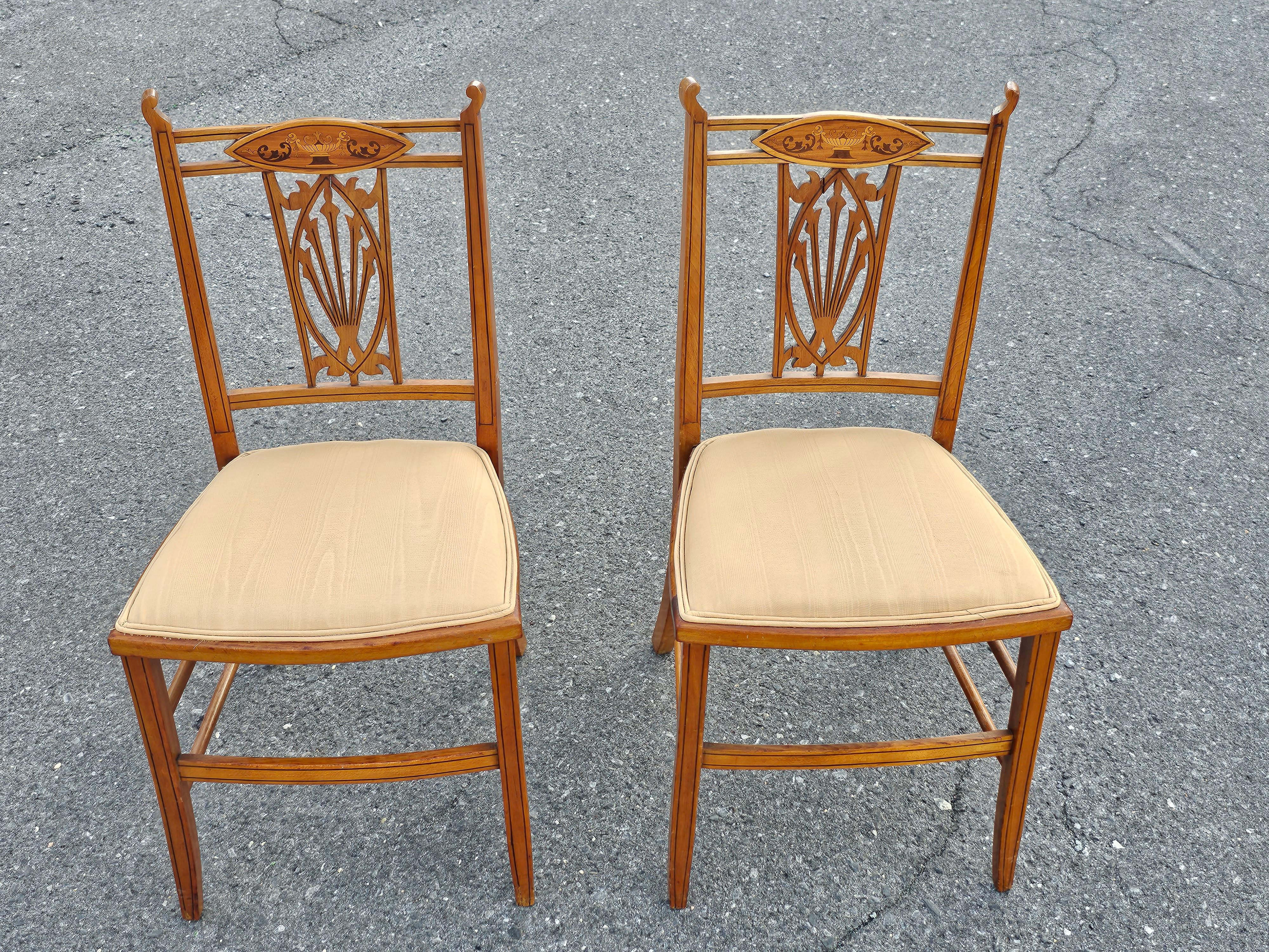 Eine Reihe von vier Edwardian Satinwood Inlaid Seite Stühle, Spiel Tisch Stühle. CIRCA Ende 19. Jahrhundert-Anfang 20. Jahrhundert. Saubere gepolsterte Sitze. Kürzlich überarbeiteter Rahmen. Sehr geringes Gewicht.