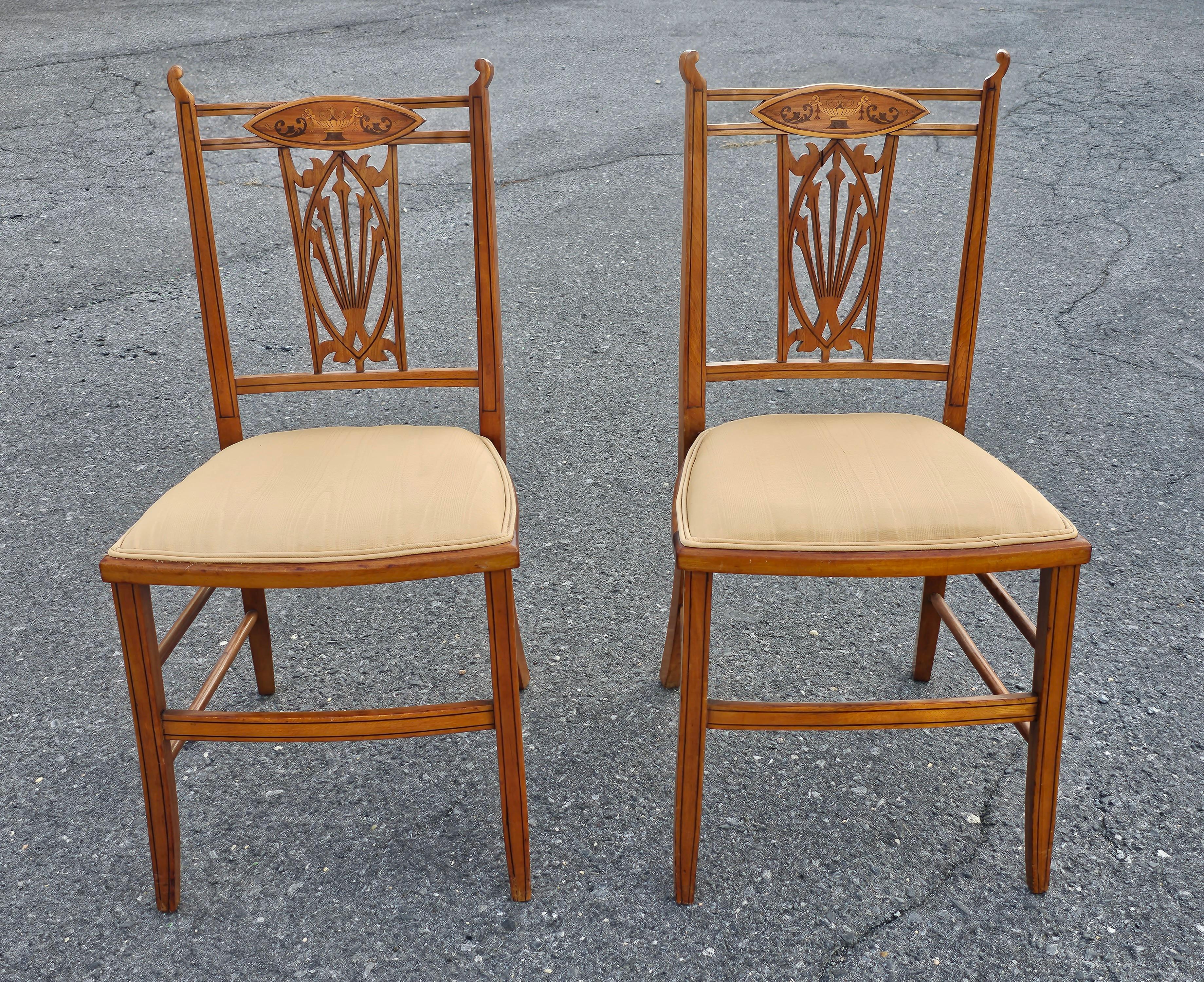 Satz von vier edwardianischen Beistellstühlen mit Intarsien aus Satinholz (amerikanisch) im Angebot