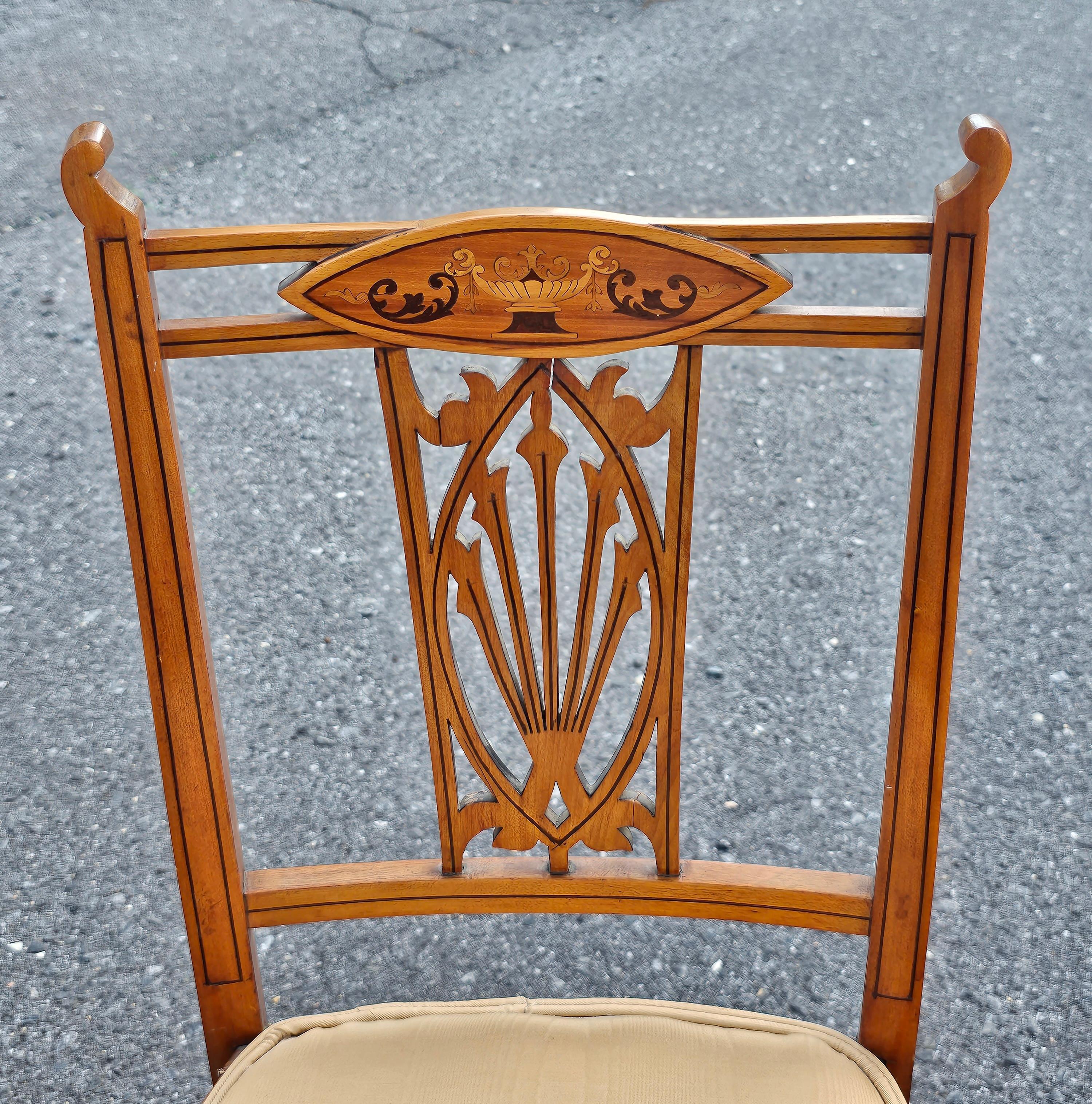 Satz von vier edwardianischen Beistellstühlen mit Intarsien aus Satinholz (20. Jahrhundert) im Angebot