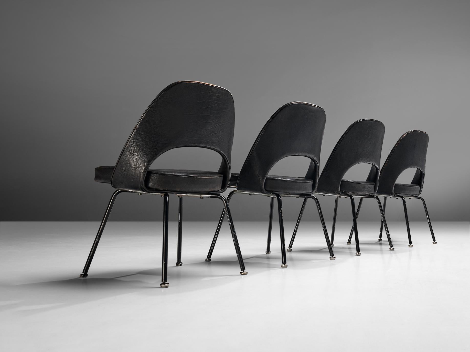 Eero Saarinen für Knoll International, vier Stühle Modell 72, Chrom und Leder, Vereinigte Staaten, 1948. 

Satz von vier organisch geformten Stühlen, entworfen von Eero Saarinen. Eine fließende, skulpturale Form A. Dieses zeitlose und vielseitige