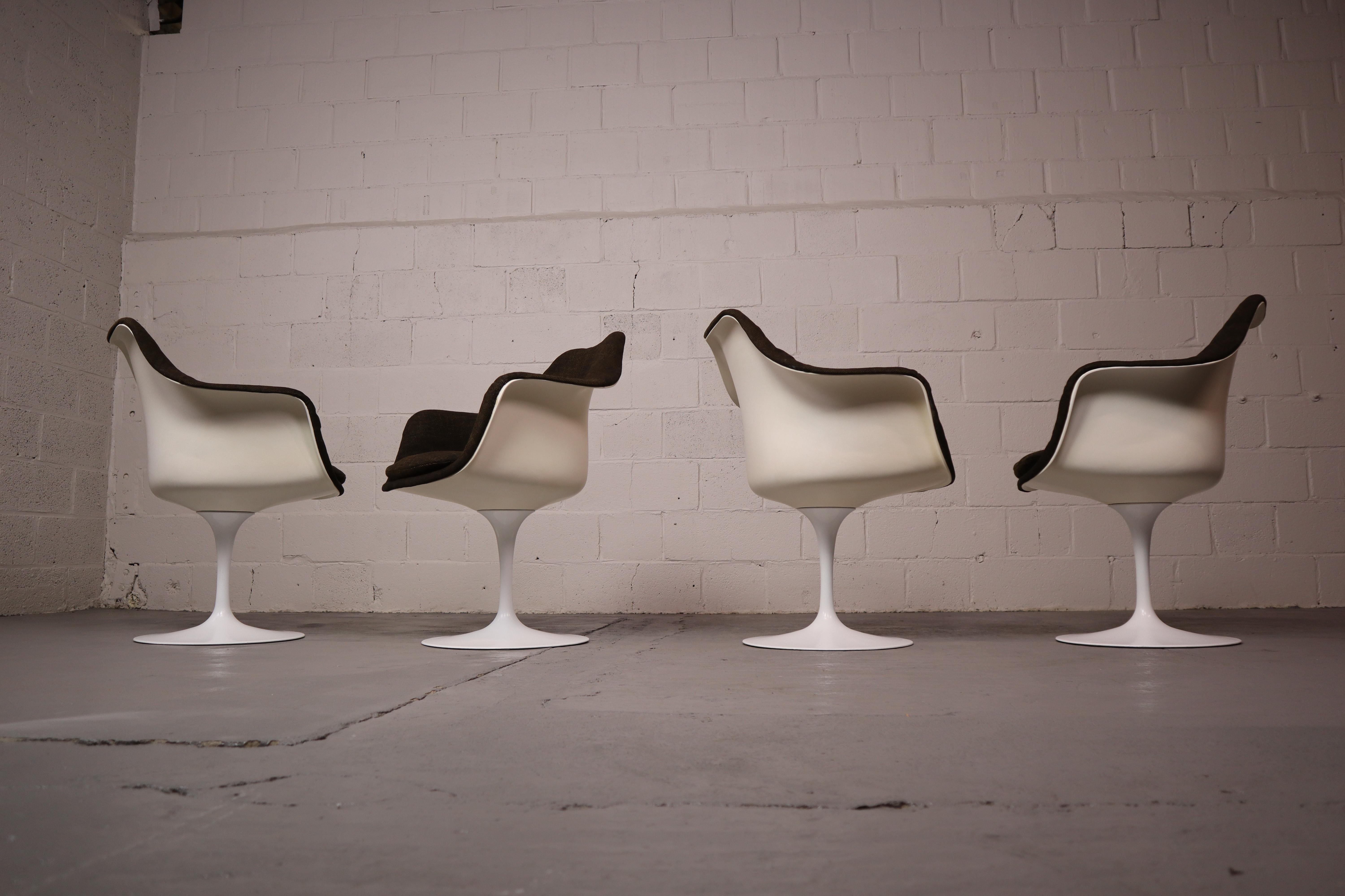 Fantastisches Paar drehbare Tulip-Sessel Modell 150 von Eero Saarinen für Knoll International. Entworfen im Jahr 1956.
Diese sind aus den 1970er Jahren.
Designklassiker aus der Pedestal Collection!

Der Tulpensessel, der nicht nur der Blume, sondern